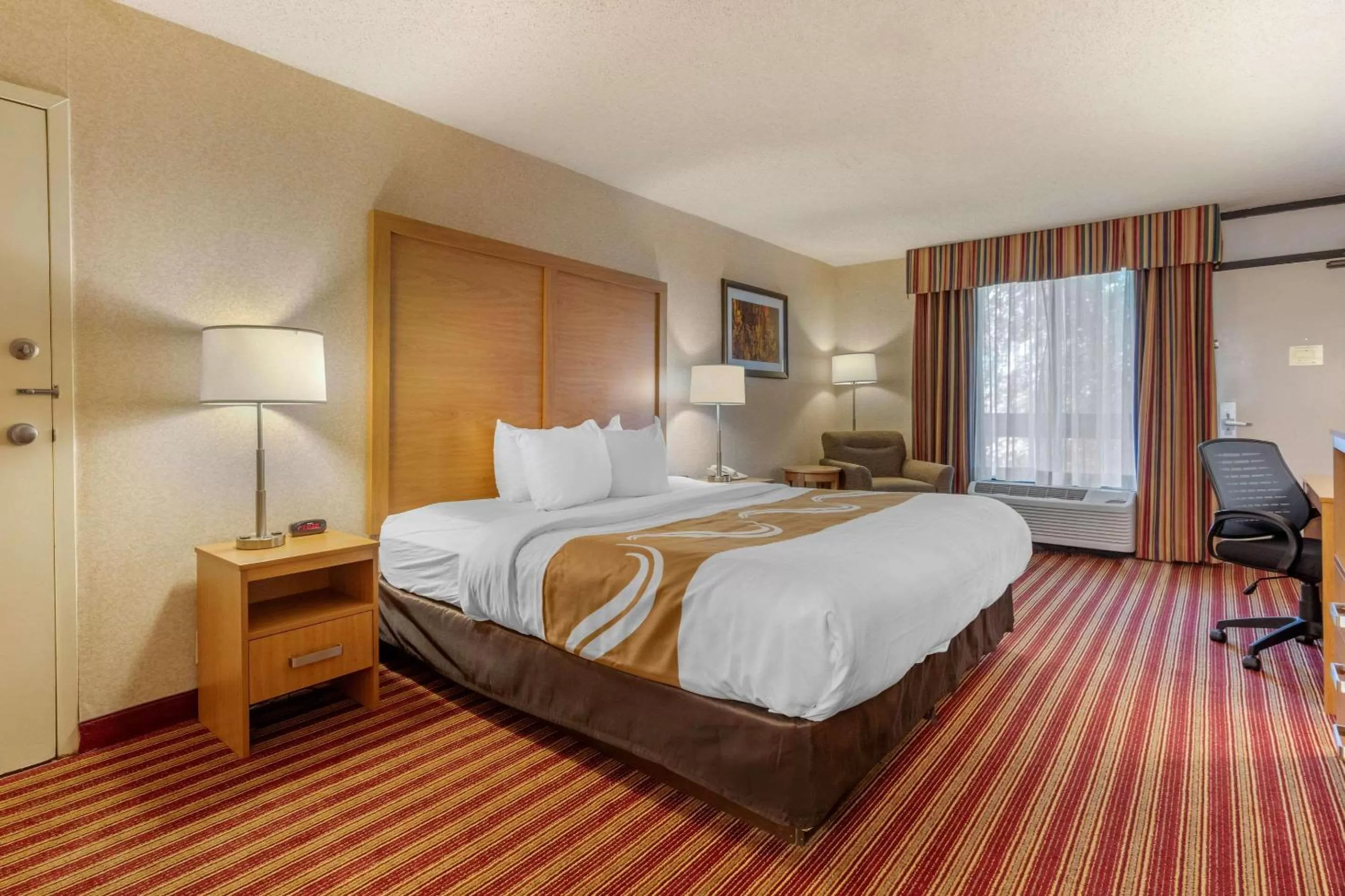 Photo of the whole room, Bed in Quality Inn Exit 4