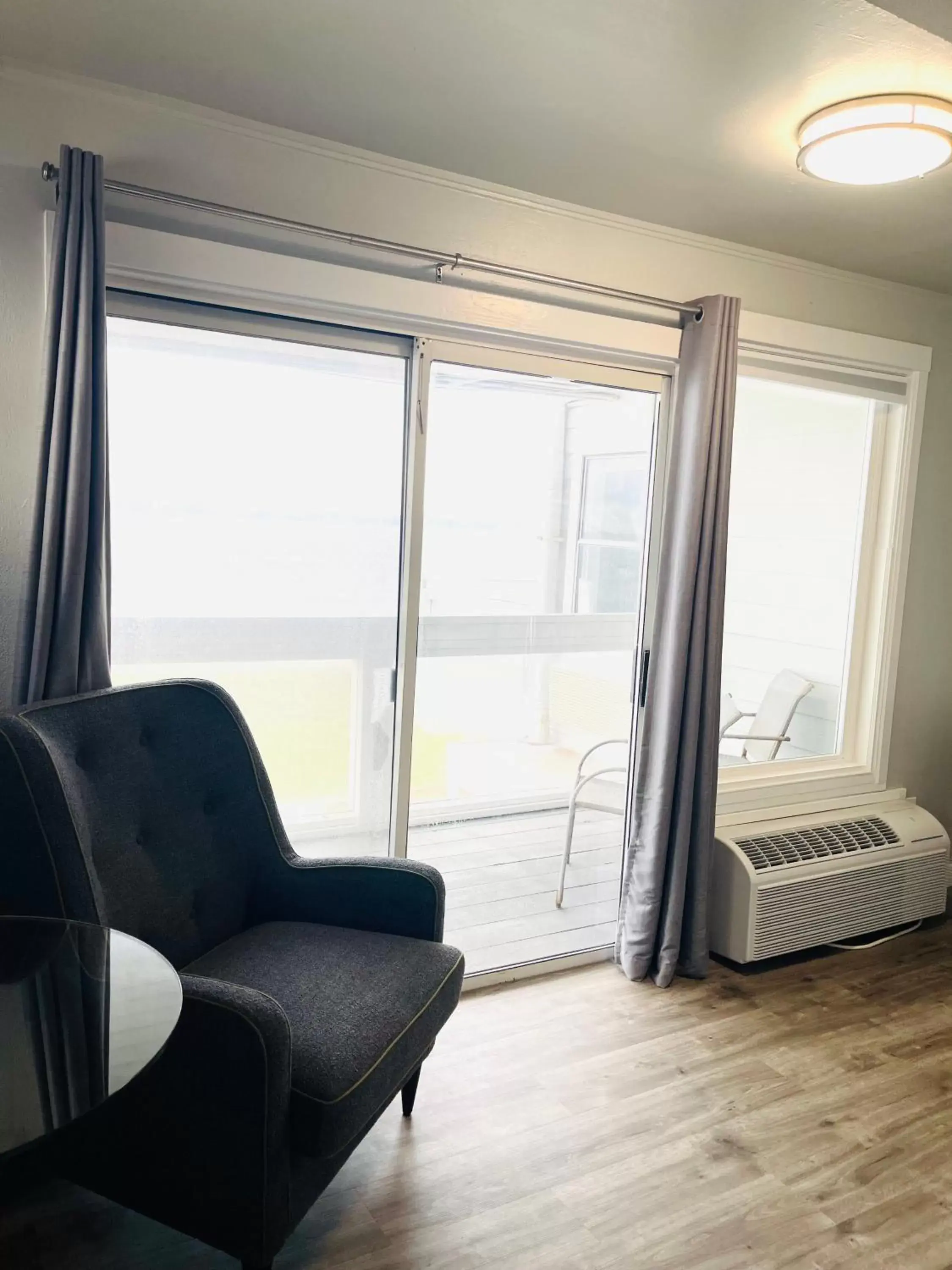 Double Room with Balcony and Sea View in Tides Inn & Suites Double Room with Balcony and Sea View in Tides Inn & Suites