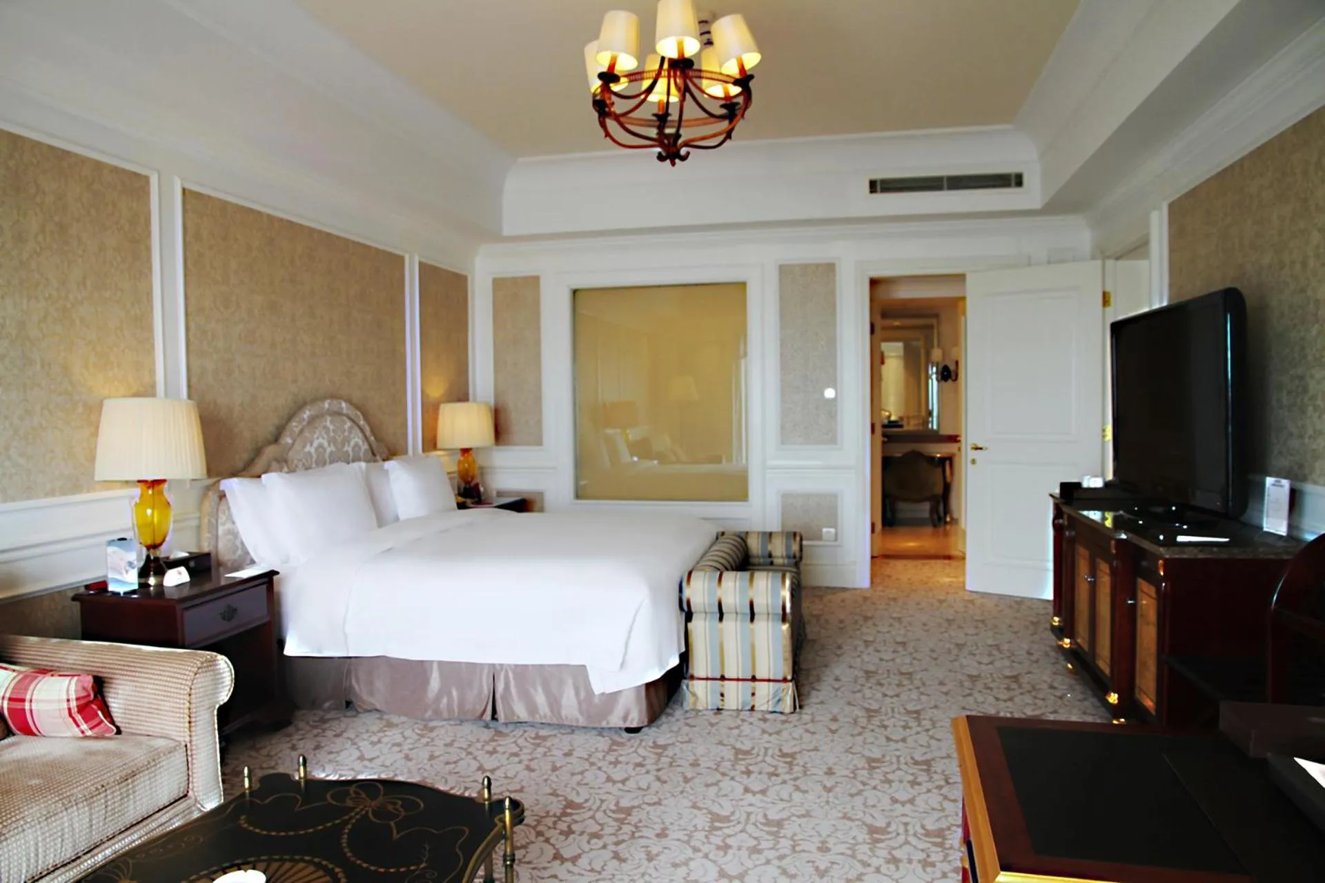 Bedroom, Bed in Crowne Plaza Ocean Spring Resort by IHG