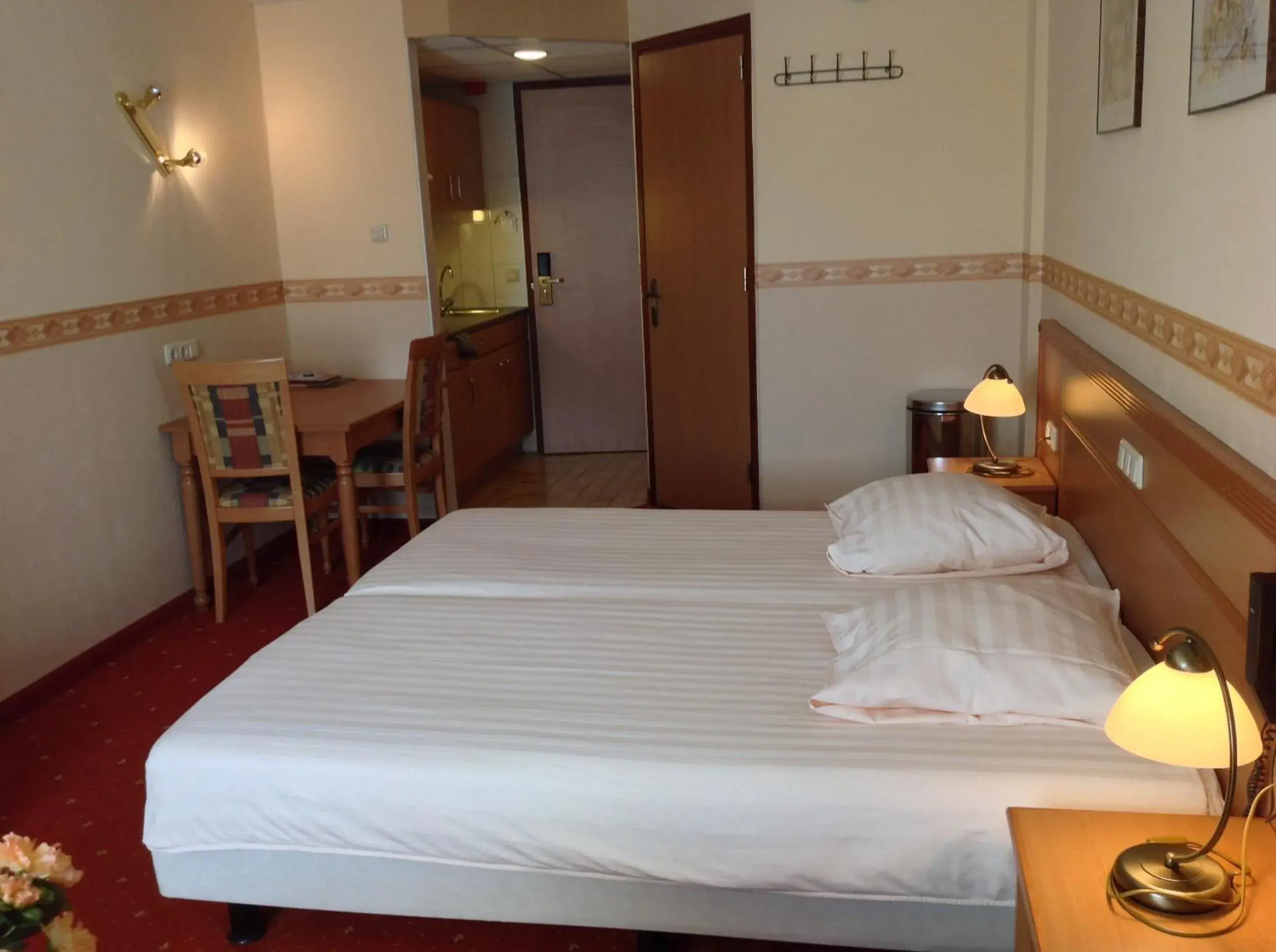 Photo of the whole room, Bed in SuyderSee Hotel