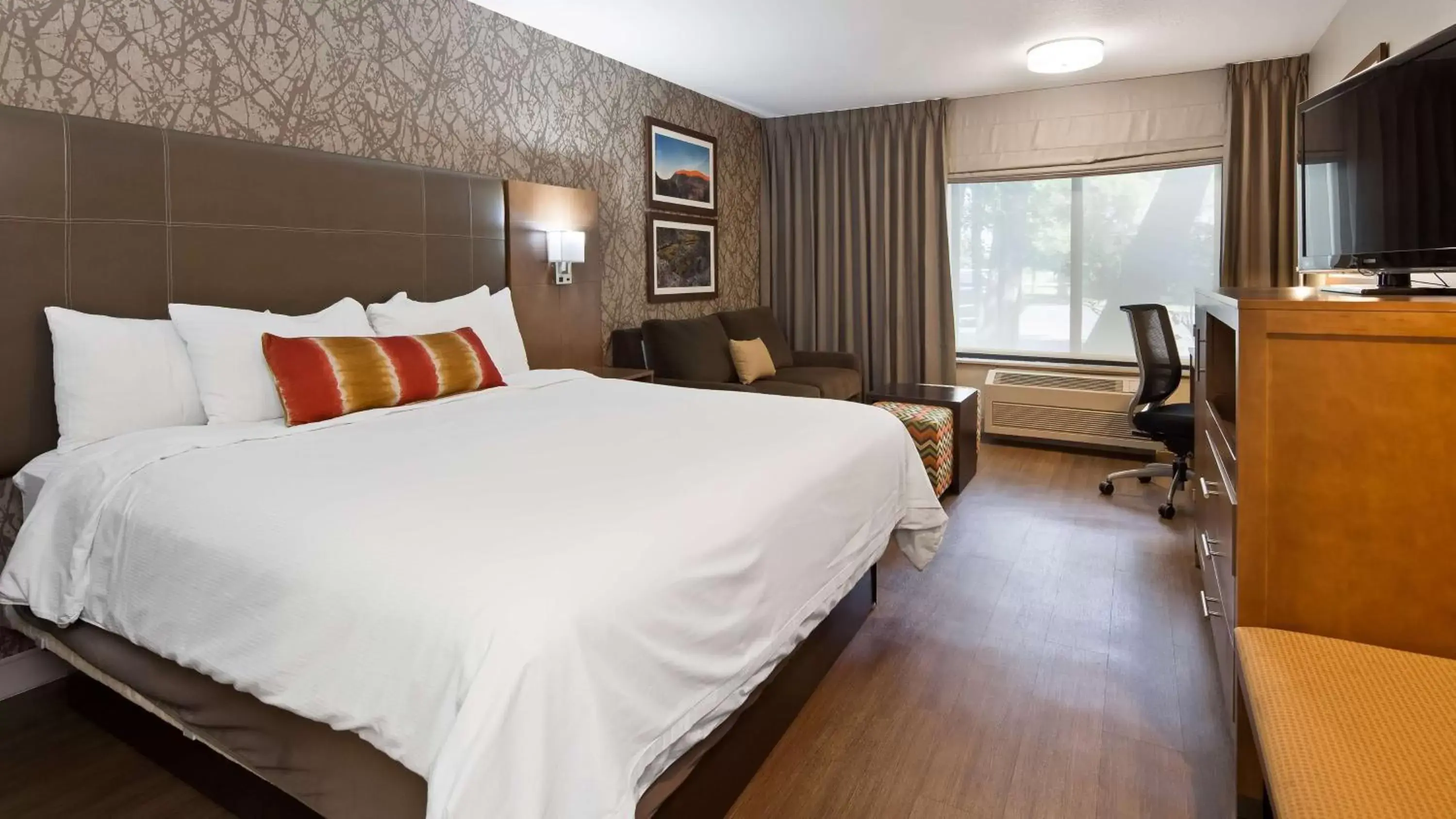 Bedroom, Bed in Best Western Plus CottonTree Inn