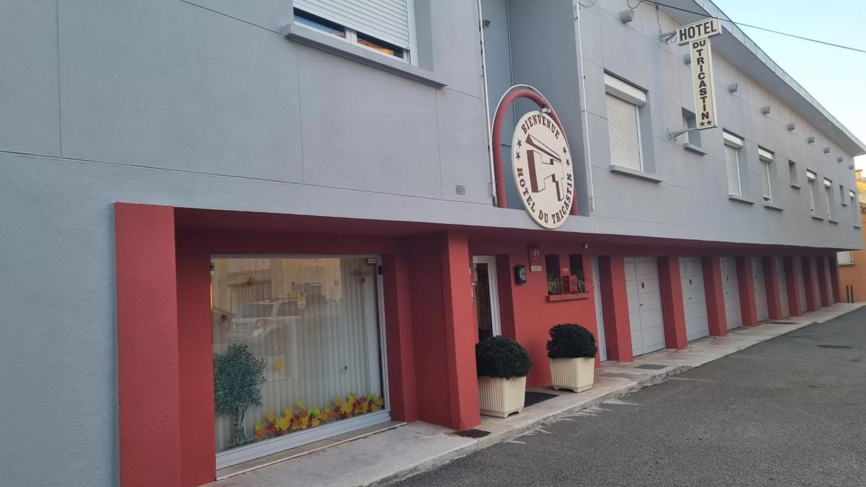 Property building in Hôtel du Tricastin