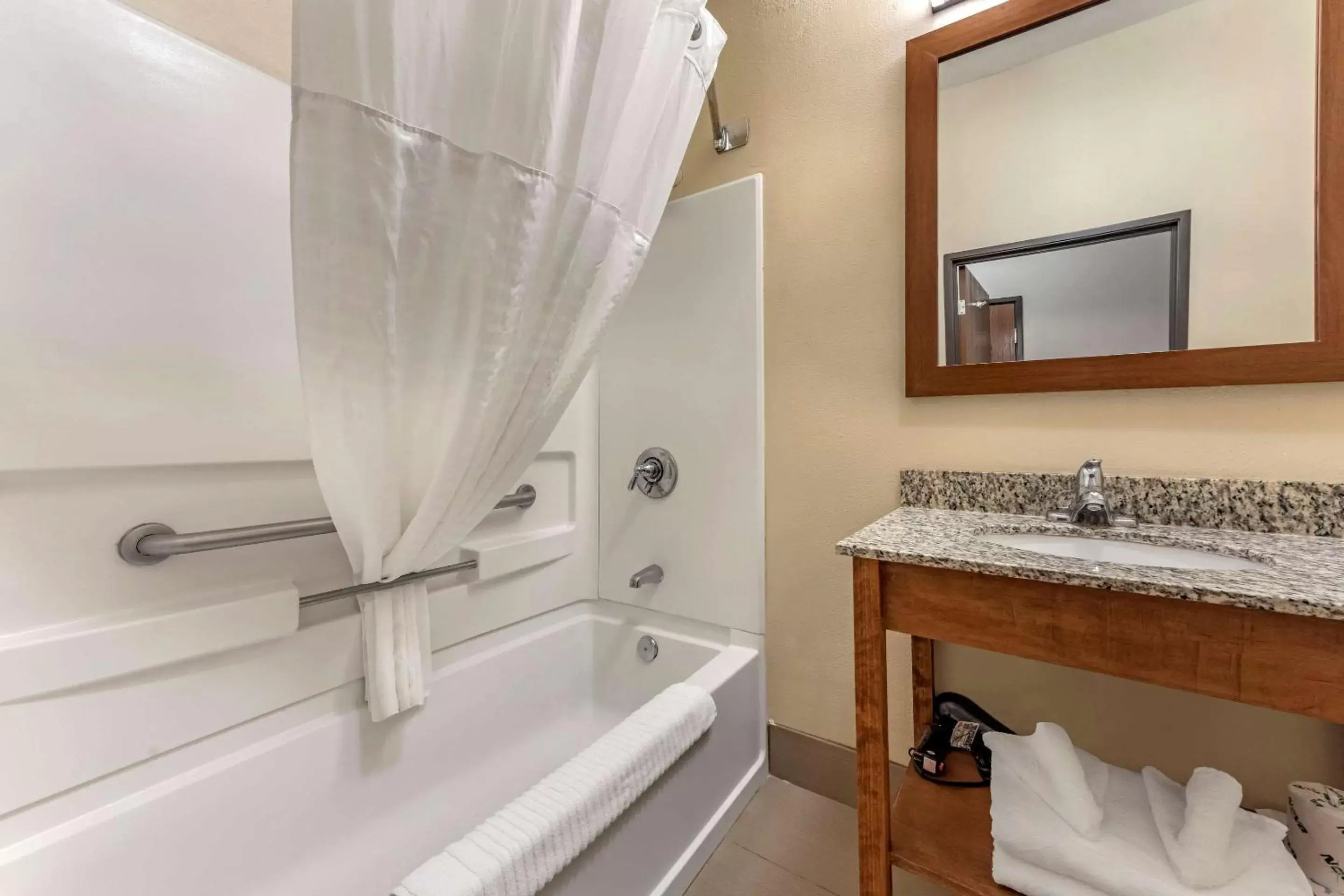 Photo of the whole room, Bathroom in Comfort Inn & Suites Streetsboro - Kent