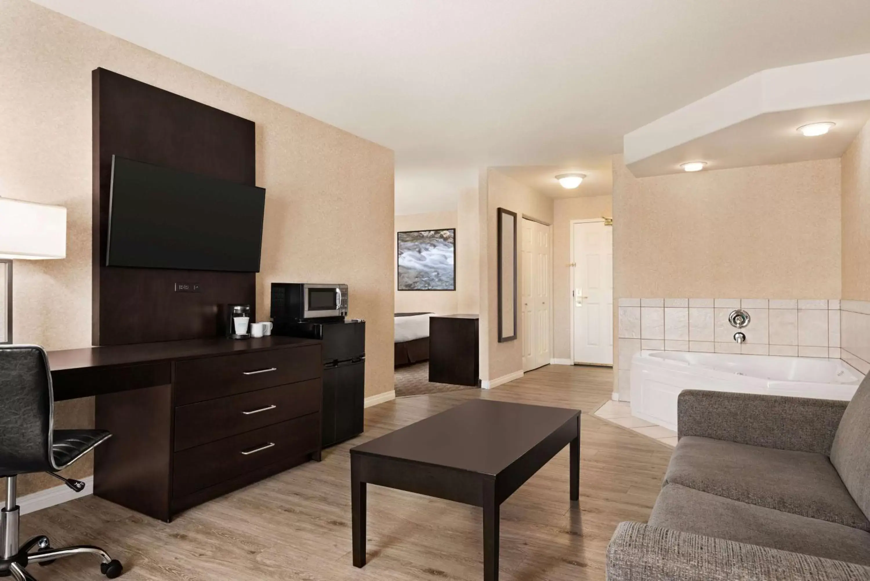 Photo of the whole room, Seating Area in Days Inn by Wyndham Saskatoon