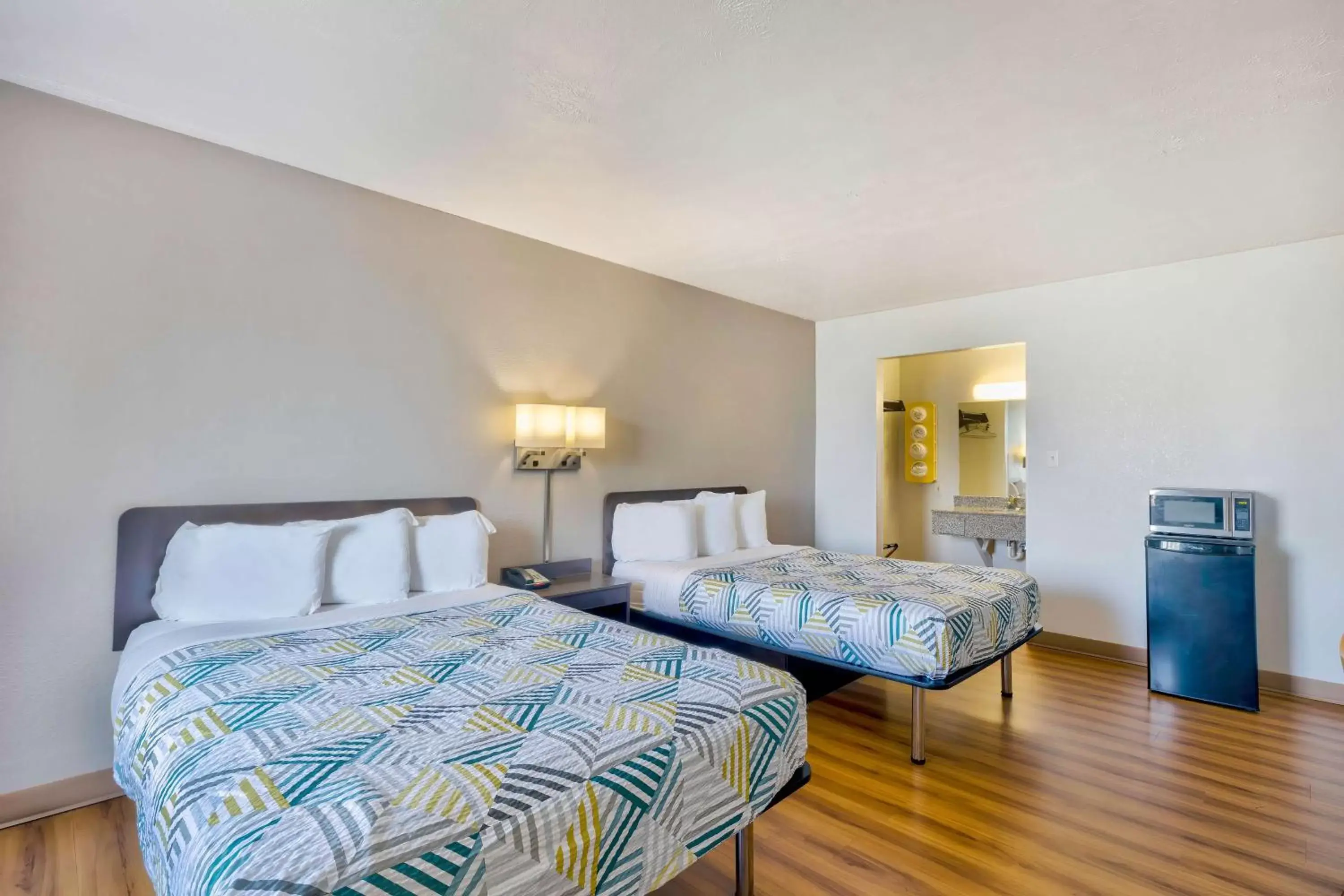 Photo of the whole room, Bed in Motel 6-Mount Jackson, VA - Shenandoah
