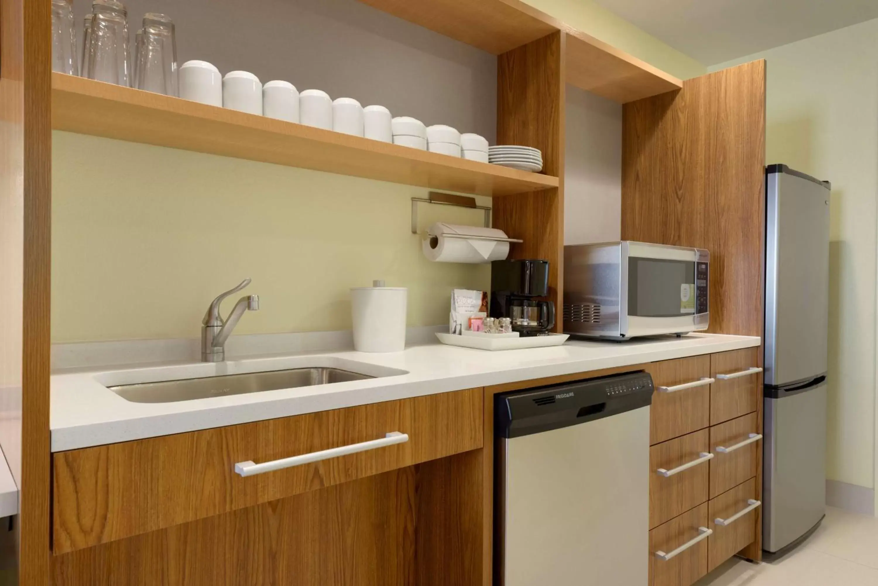 Bedroom, Kitchen/Kitchenette in Home2 Suites by Hilton Roseville Minneapolis