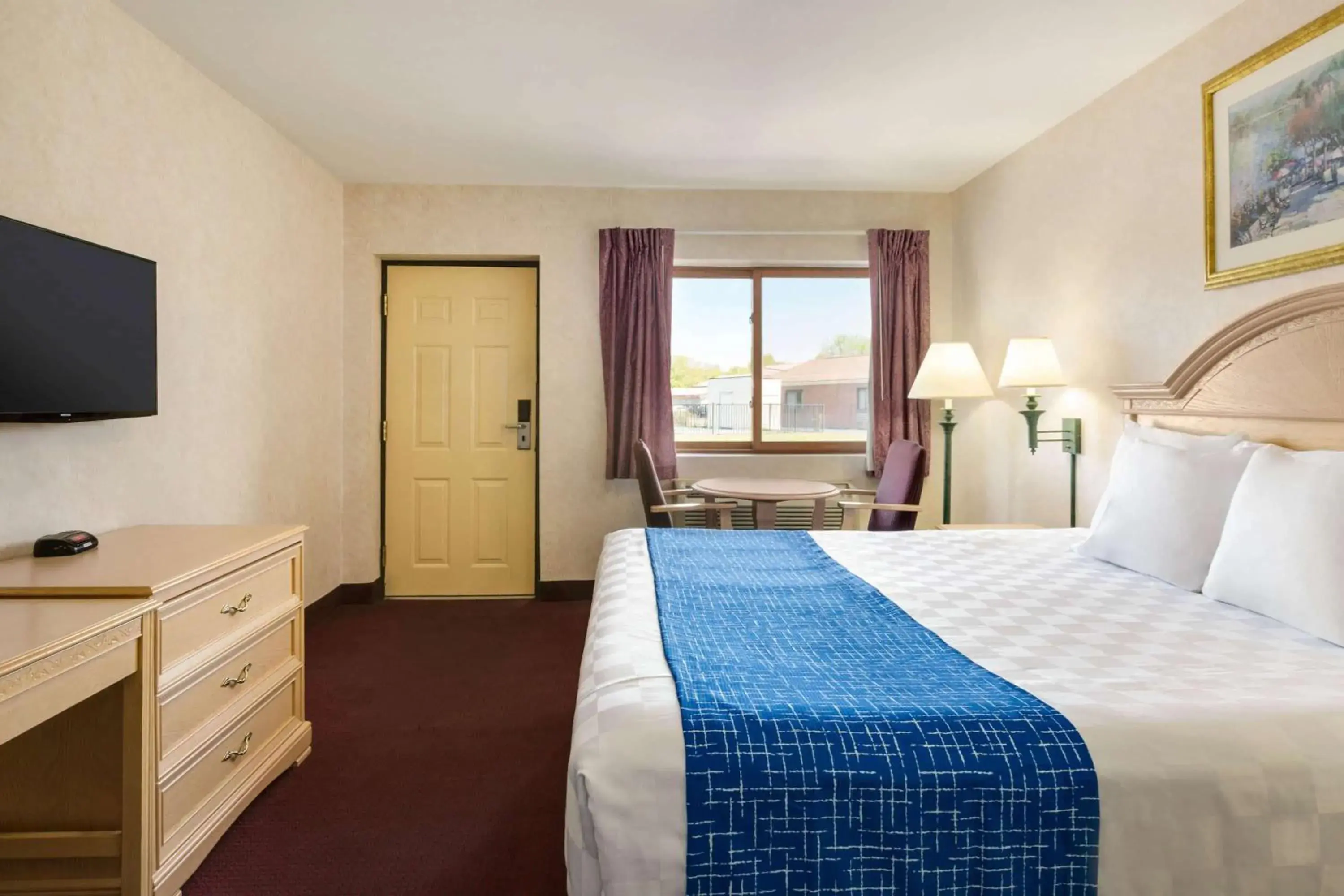 Photo of the whole room, Bed in Travelodge by Wyndham Niagara Falls