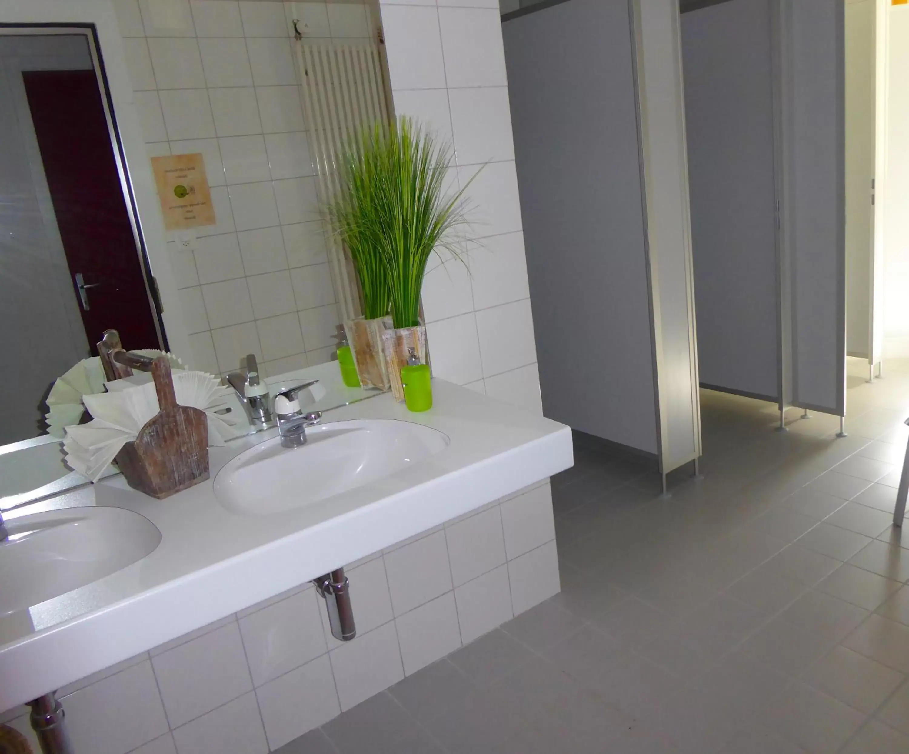 Bathroom in Hotel Roseg-Gletscher