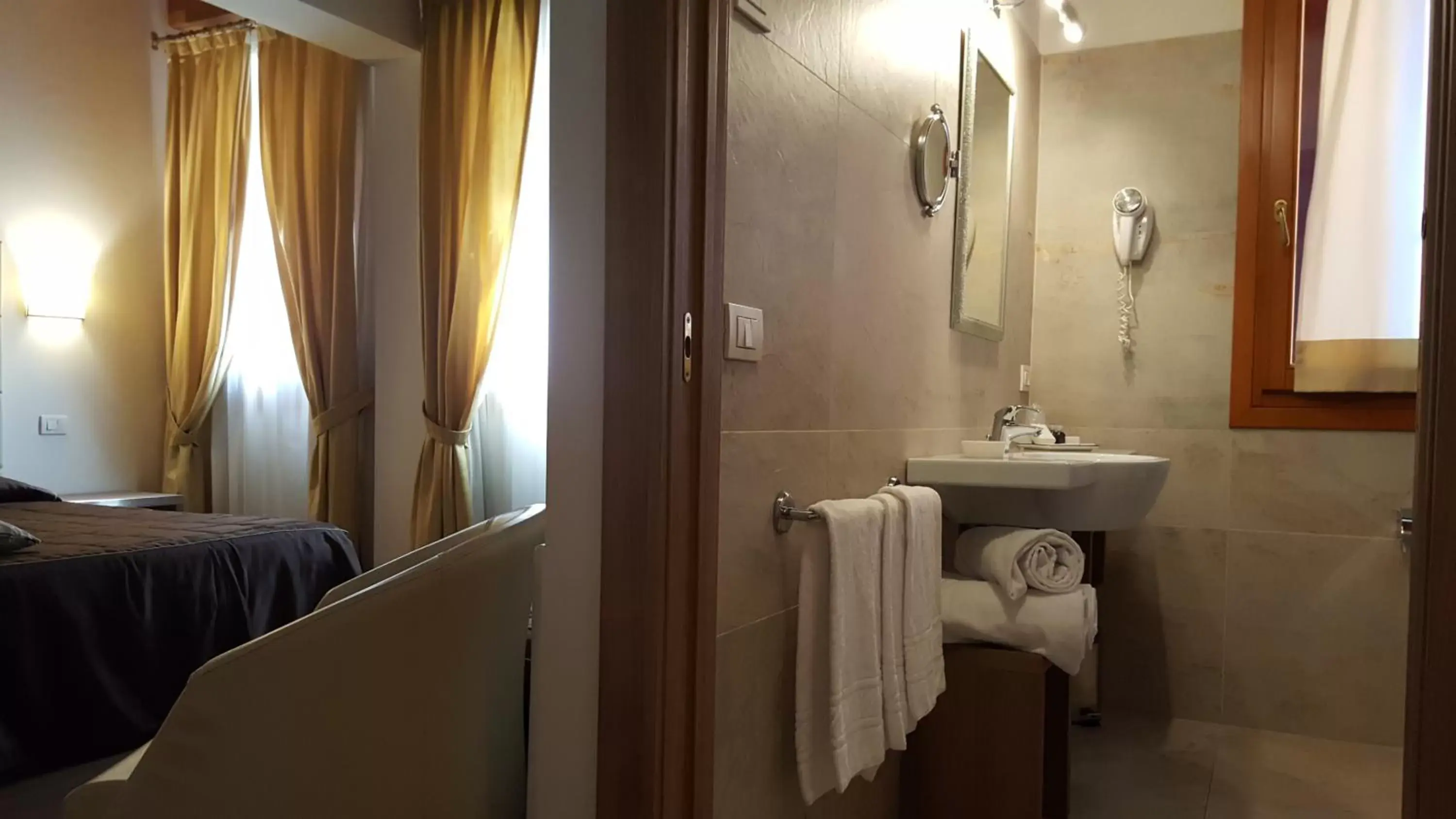 Photo of the whole room, Bathroom in UNAWAY Ecohotel Villa Costanza Venezia