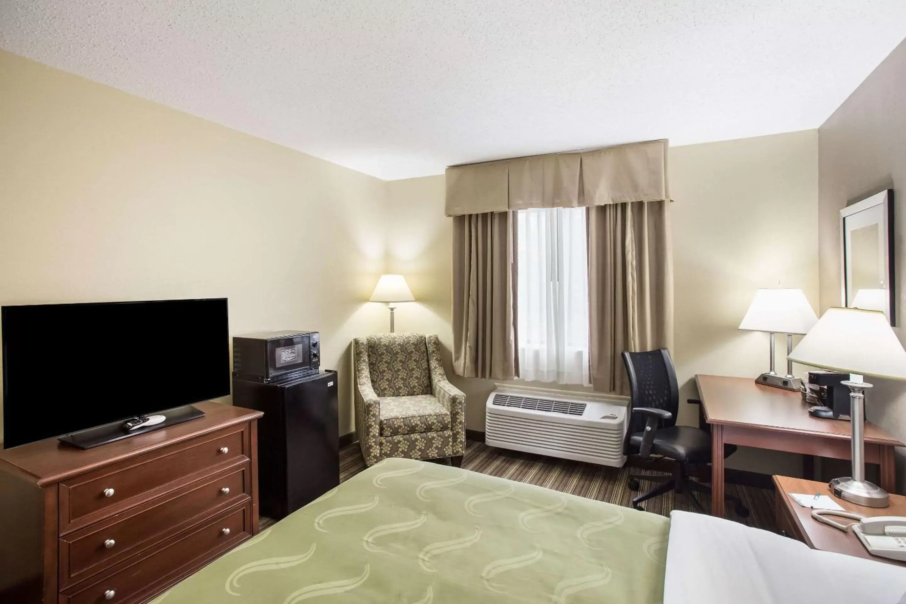 Photo of the whole room, Bed in Quality Inn Photo of the whole room, Bed in Quality Inn