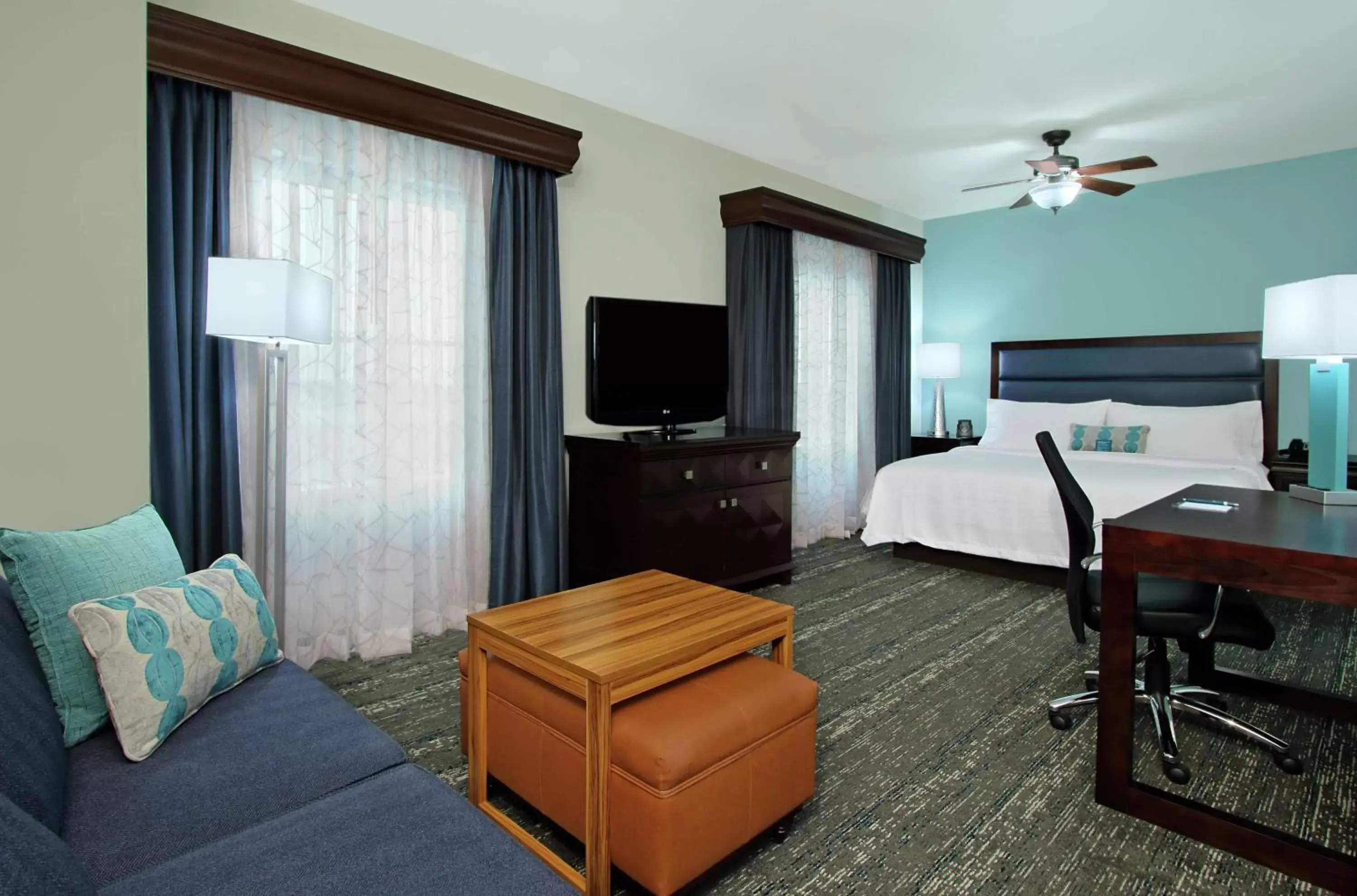Bedroom, TV/Entertainment Center in Homewood Suites by Hilton Fort Lauderdale Airport-Cruise Port