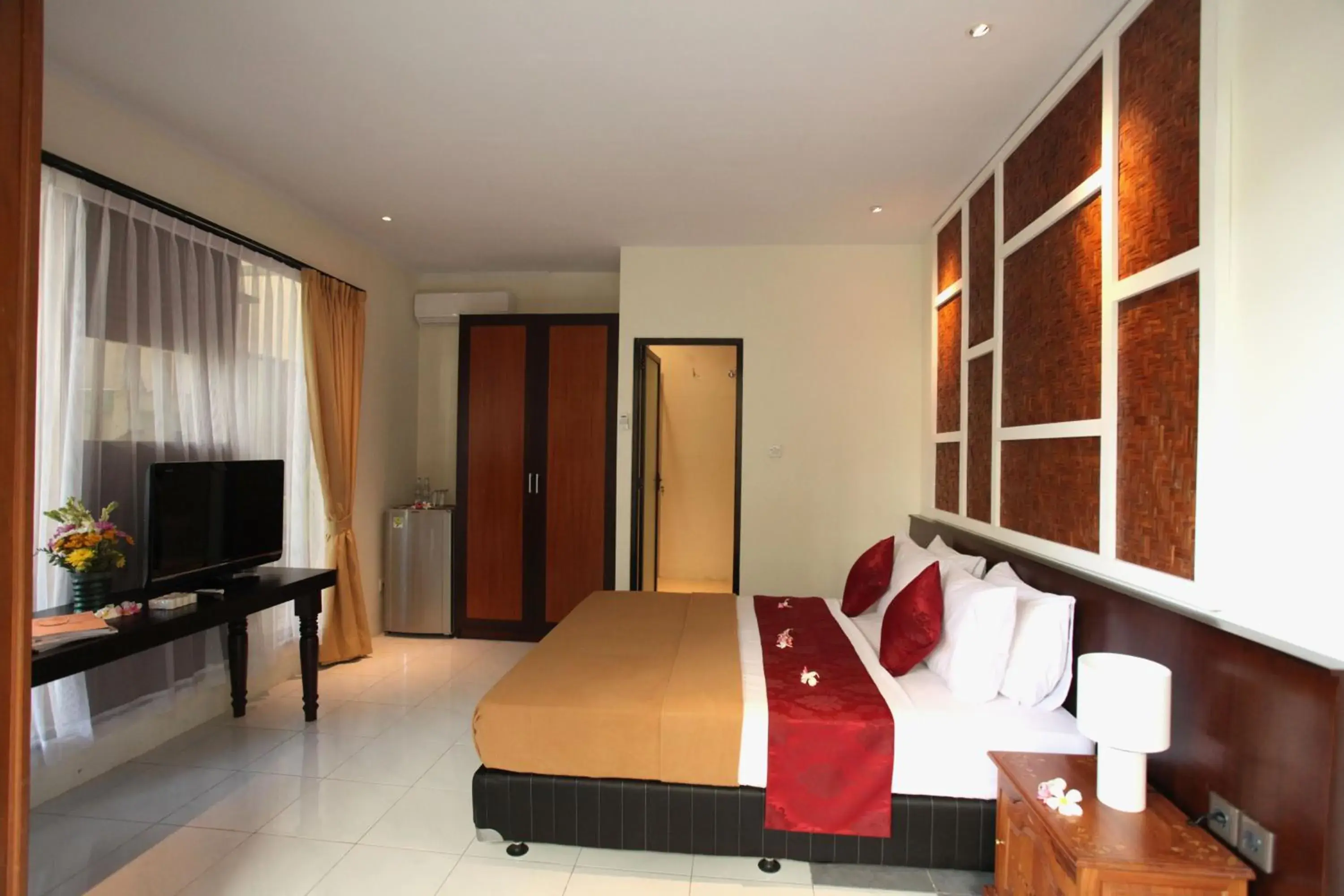 Bed, TV/Entertainment Center in Sanur Seaview Hotel