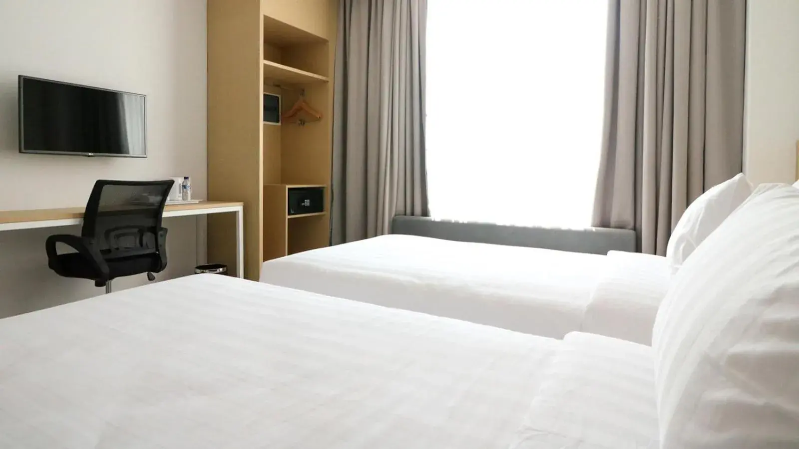 Bed in PALM PARK Hotel Surabaya