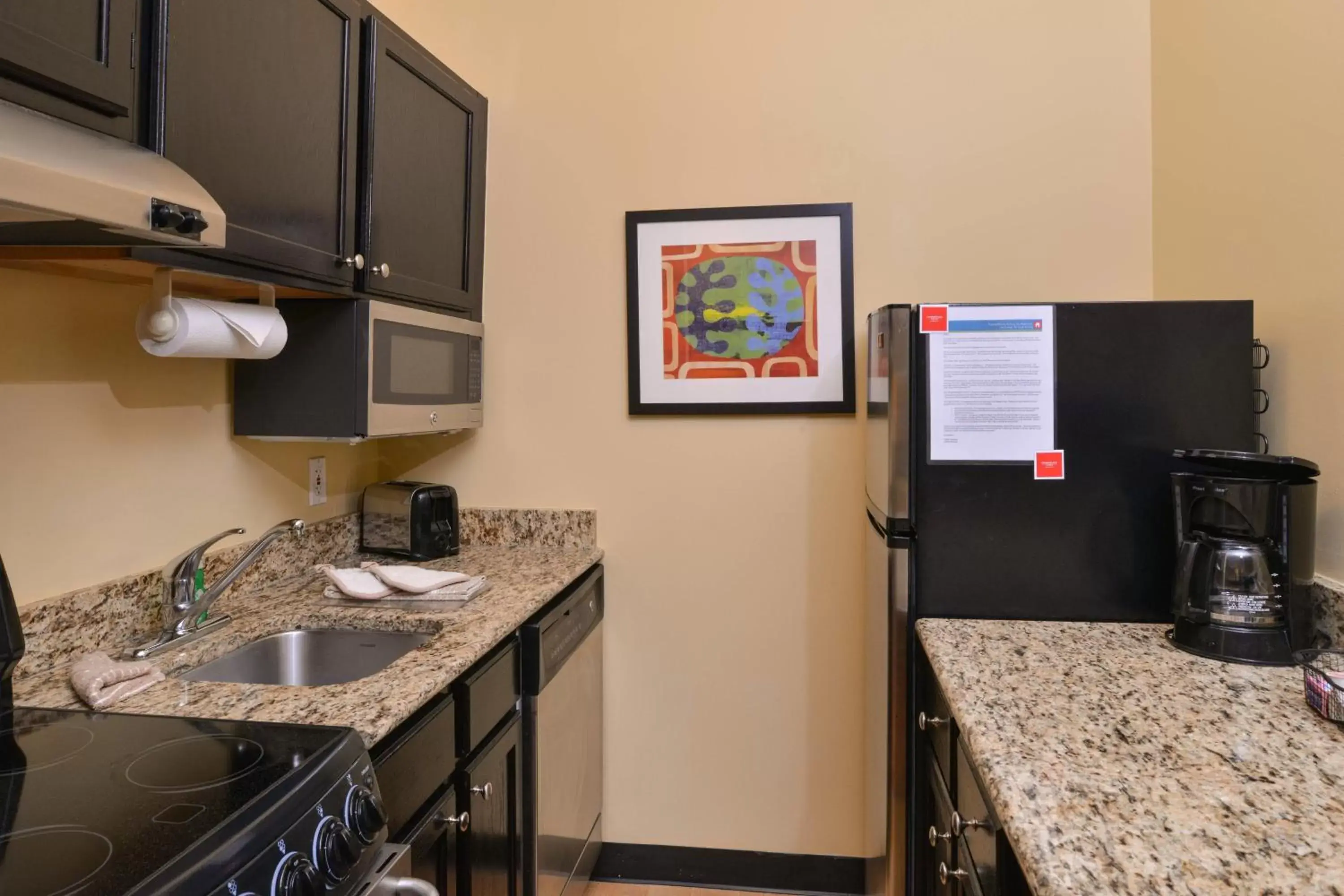 Bedroom, Kitchen/Kitchenette in TownePlace Suites Miami West Doral Area