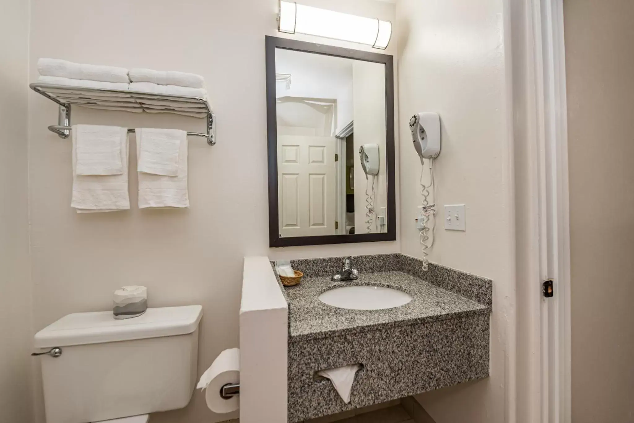 Bathroom in Sundowner Motel Sequim