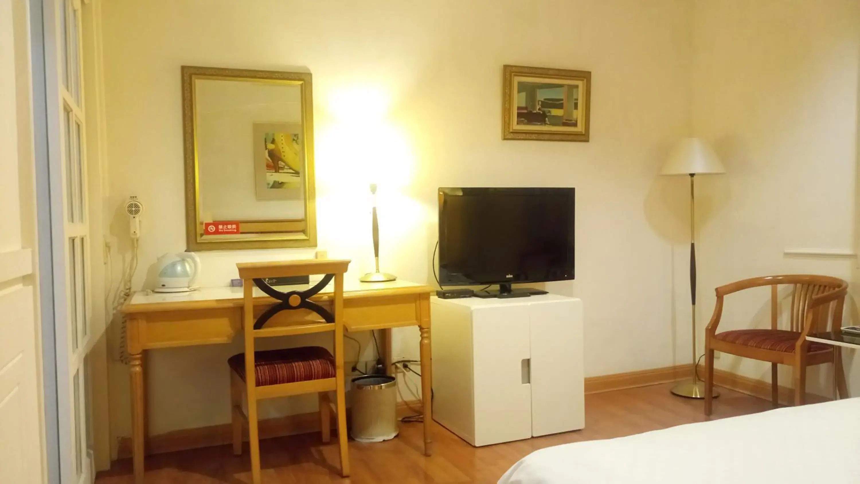 Bedroom, TV/Entertainment Center in Ling Yea Hotel