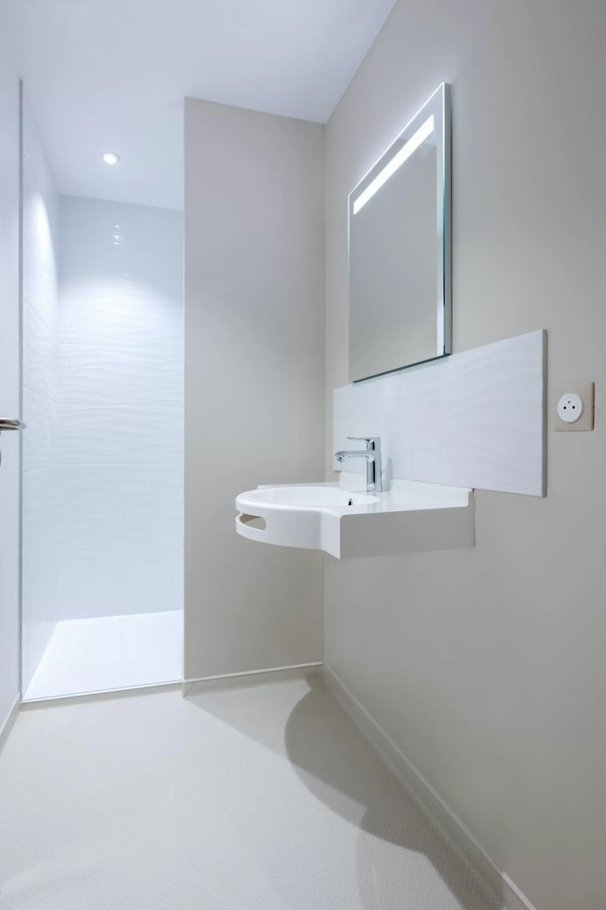 Bathroom in The Originals City, Hôtel Acadine, Pont-Audemer