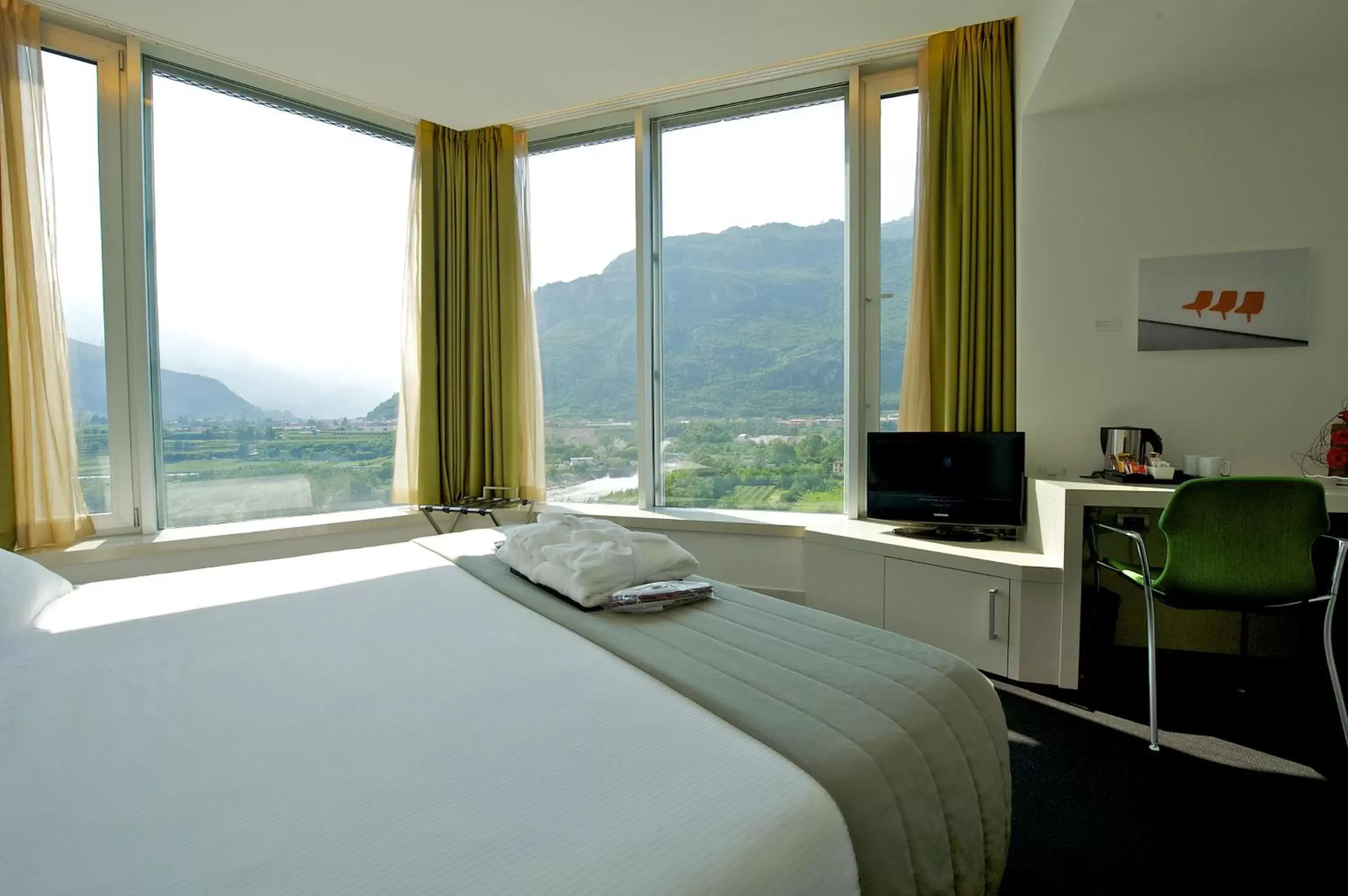 Bed, Mountain View in Mercure Nerocubo Rovereto