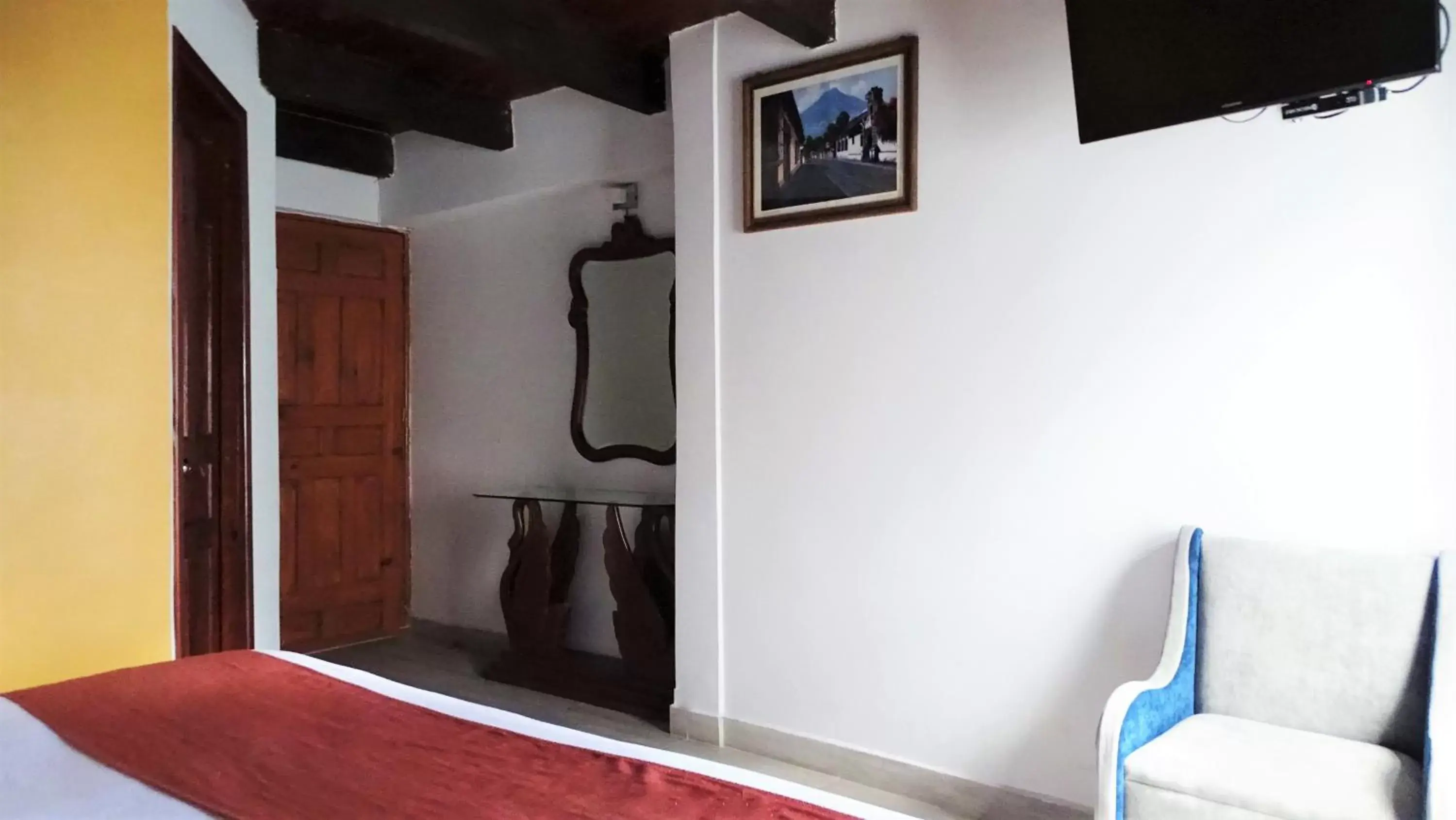 Bedroom, TV/Entertainment Center in Hotel Barrio Antiguo