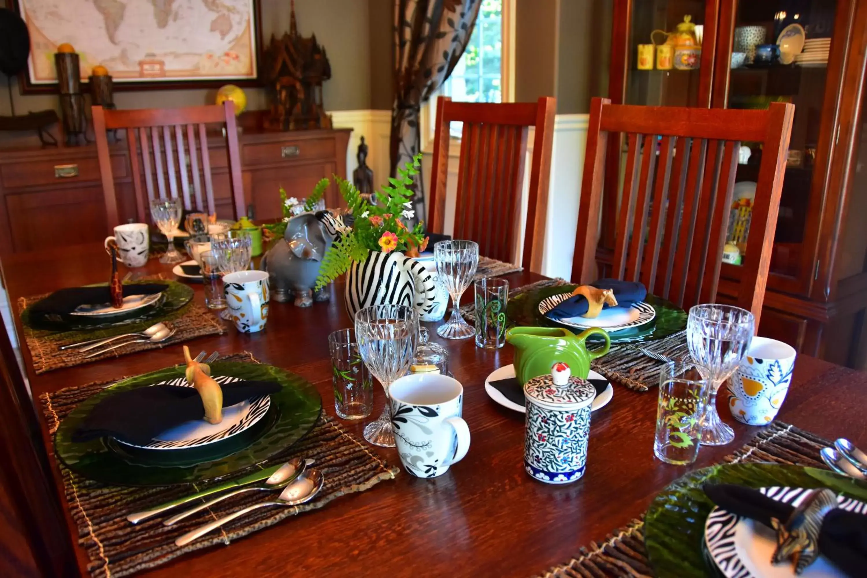 Dining area in Explorer House Bed & Breakfast