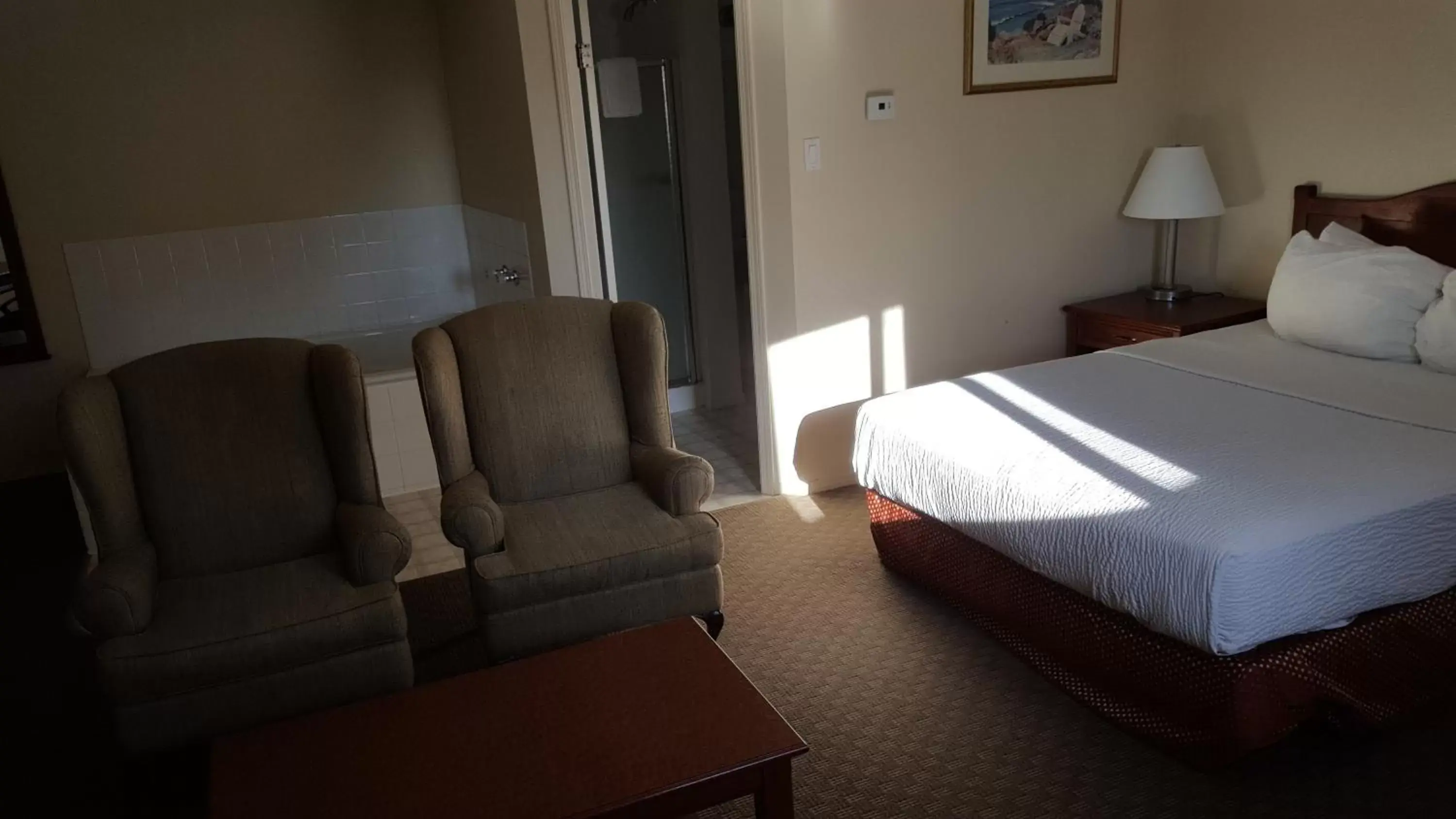 Photo of the whole room, Bed in Knights Inn Lethbridge