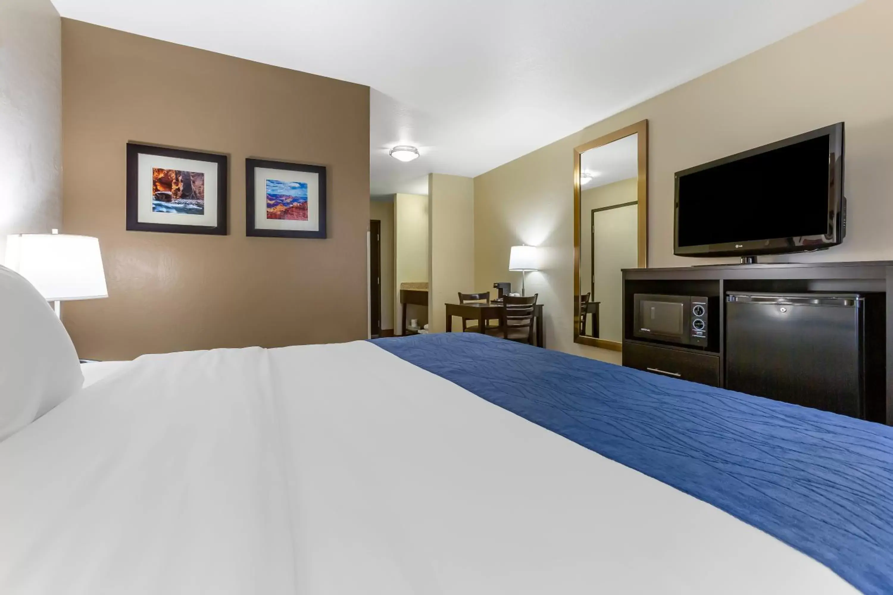 Standard King Room with Roll-in Shower - Accessible/Non-Smoking in Comfort Inn & Suites Surprise Near Sun City West