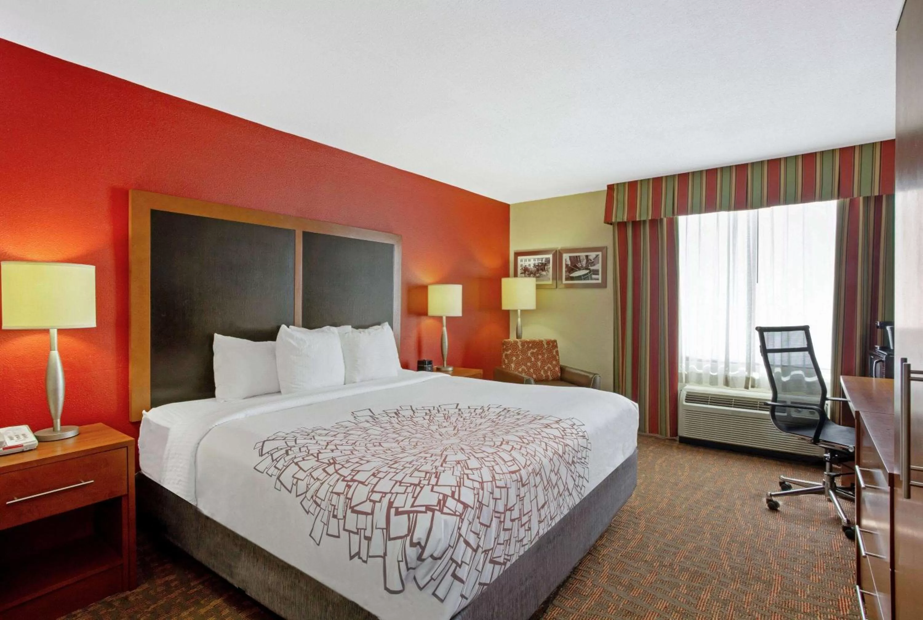 Photo of the whole room, Bed in La Quinta by Wyndham Williamsburg Historic Area