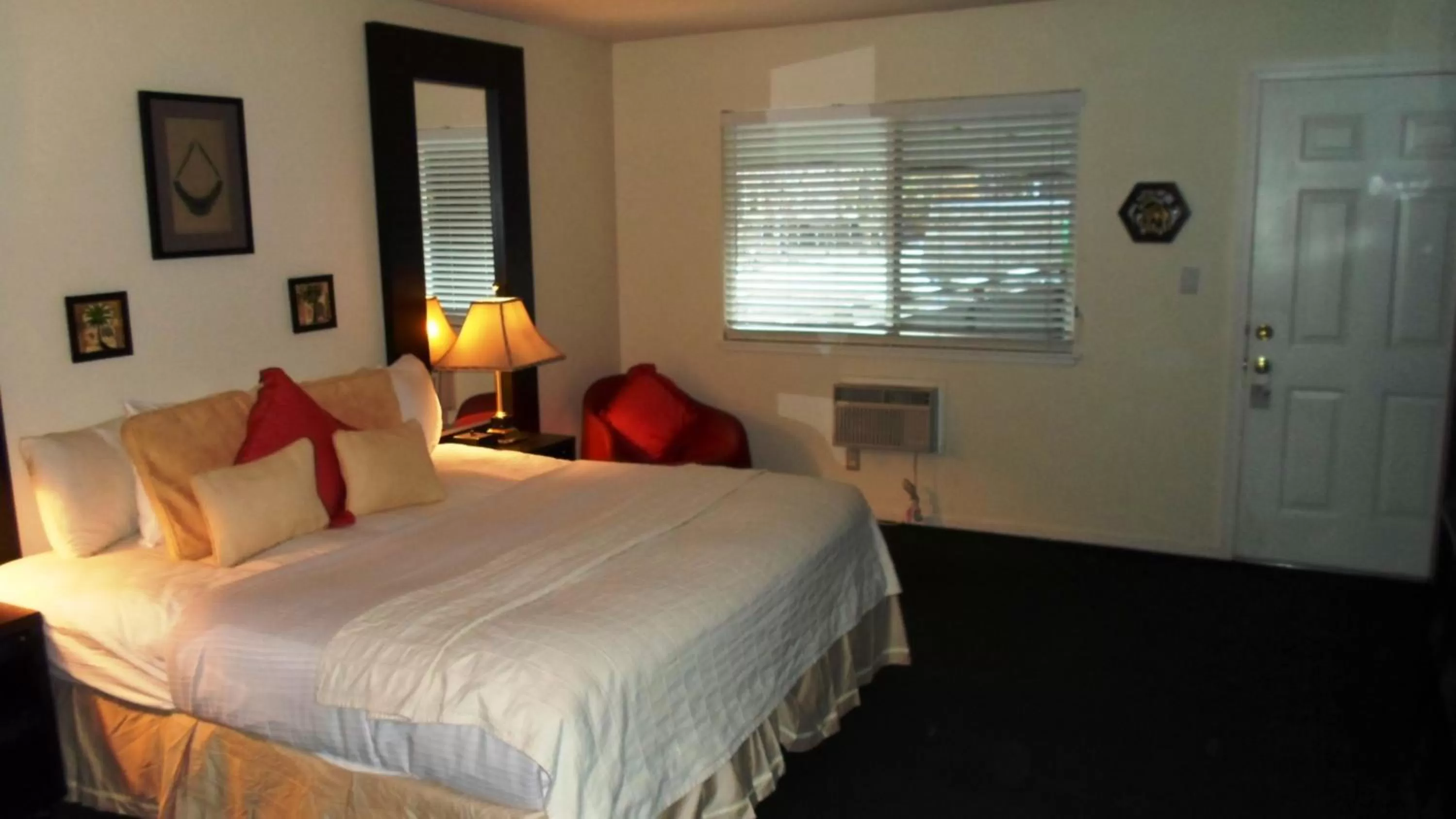 Photo of the whole room, Bed in Paradice Motel