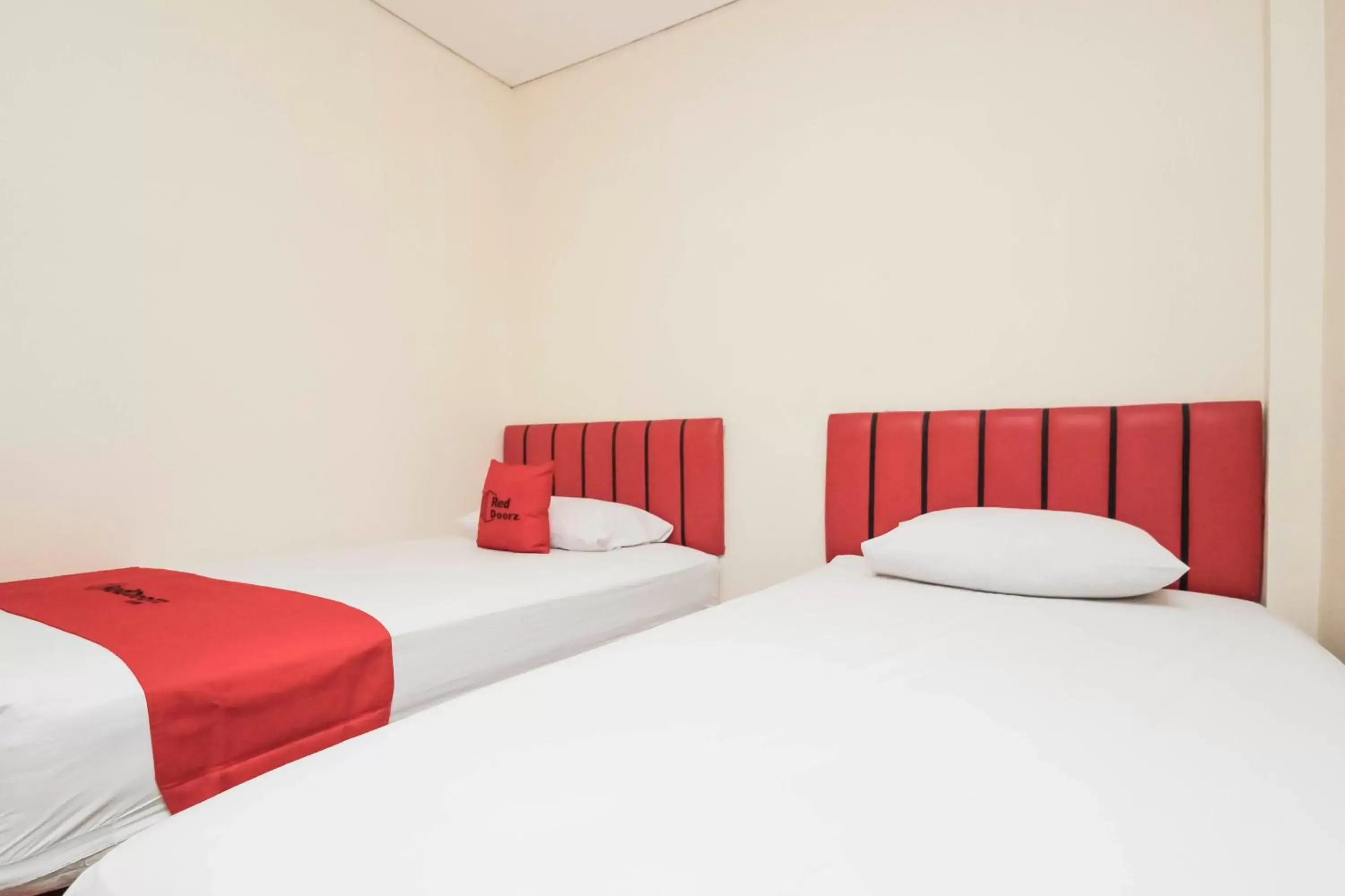 Bedroom, Bed in RedDoorz Plus @ Jalan Pemuda Jakarta