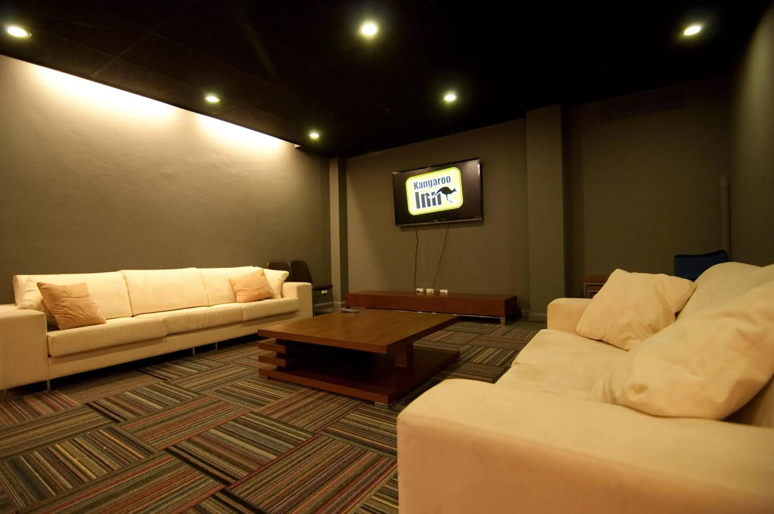 TV and multimedia, Seating Area in Kangaroo Inn