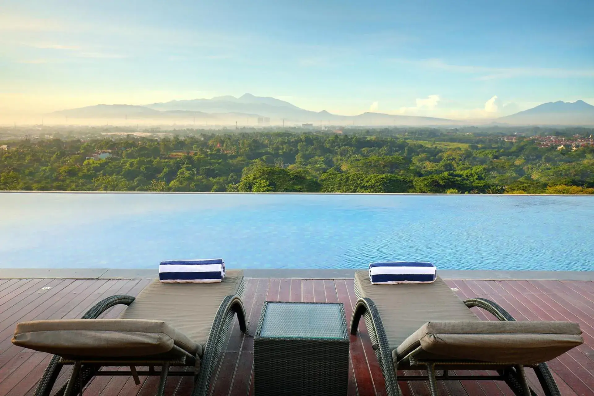 Swimming pool in Hotel Ciputra Cibubur managed by Swiss-Belhotel International Swimming pool in Hotel Ciputra Cibubur managed by Swiss-Belhotel International