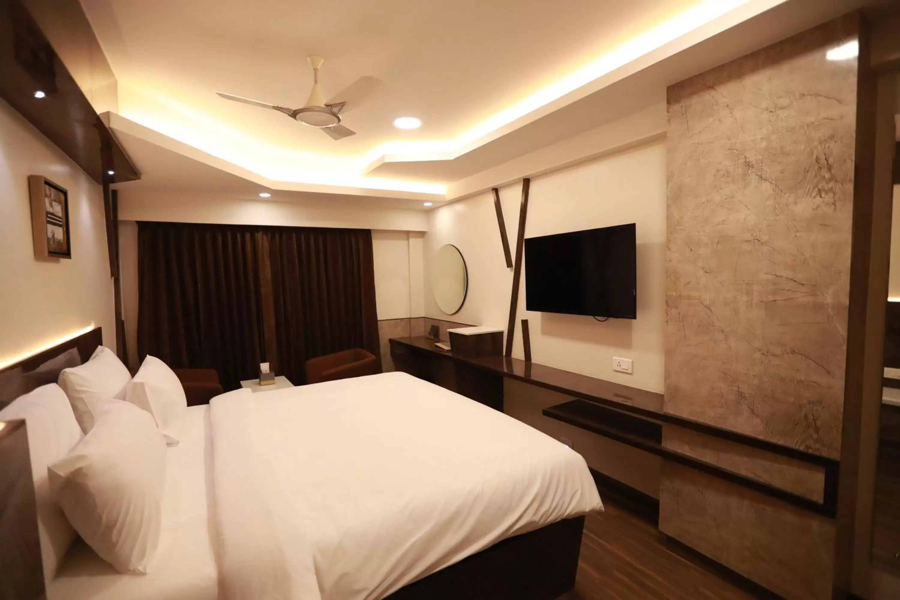 Photo of the whole room, TV/Entertainment Center in Hotel Park Elanza Chennai