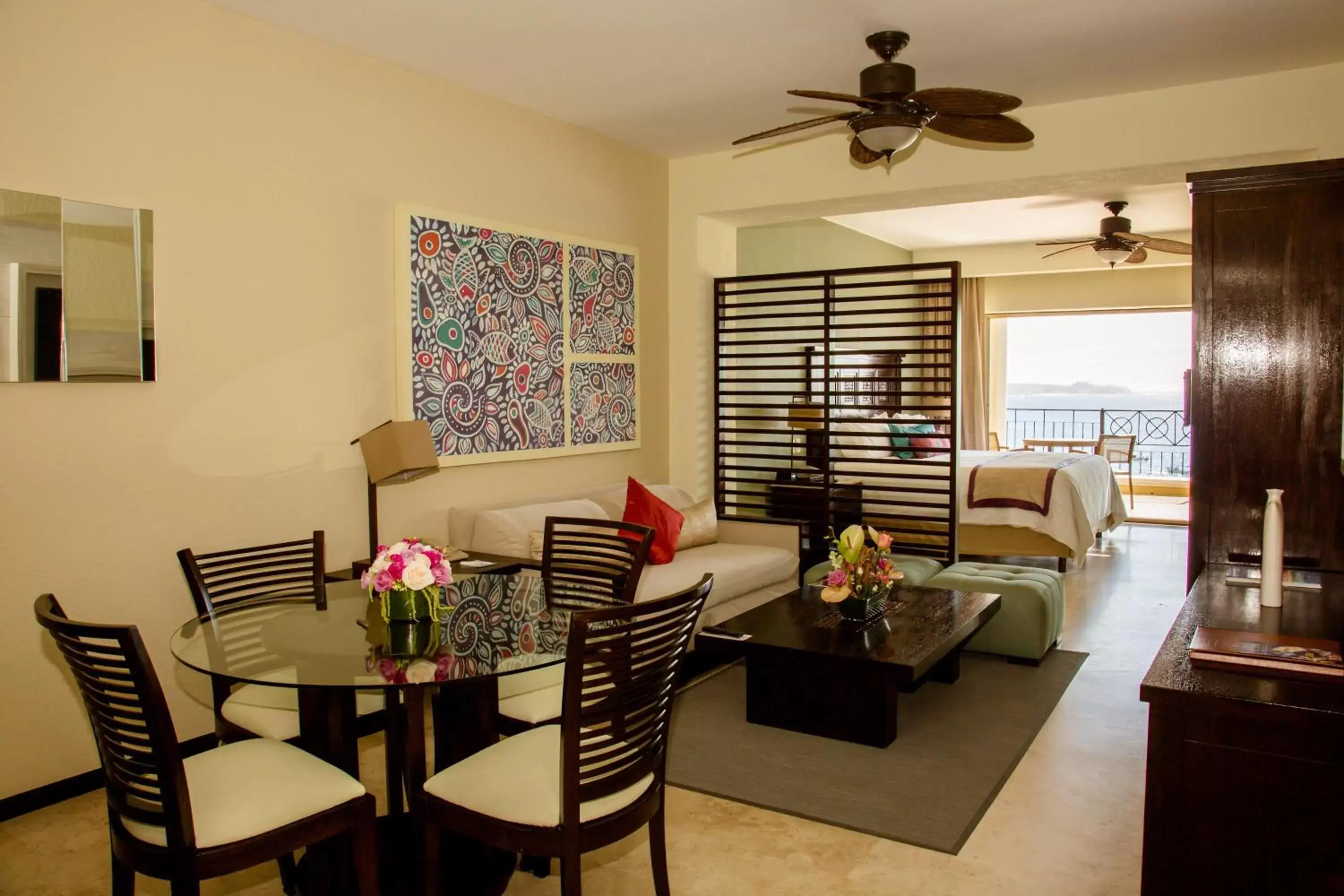 Kitchen or kitchenette, Lounge/Bar in Casa Dorada Los Cabos Resort & Spa