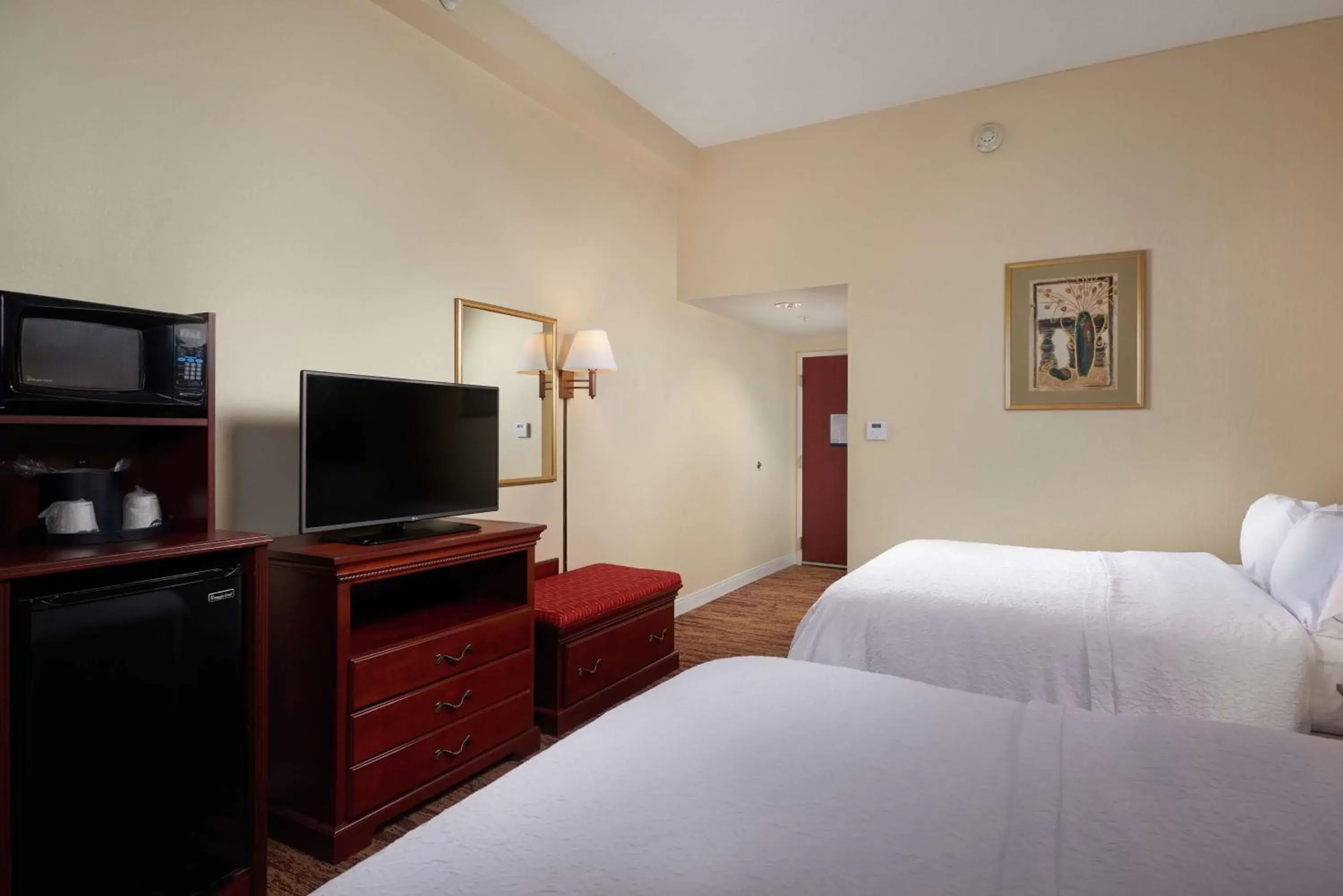 Bedroom, TV/Entertainment Center in Hampton Inn Shrewsbury