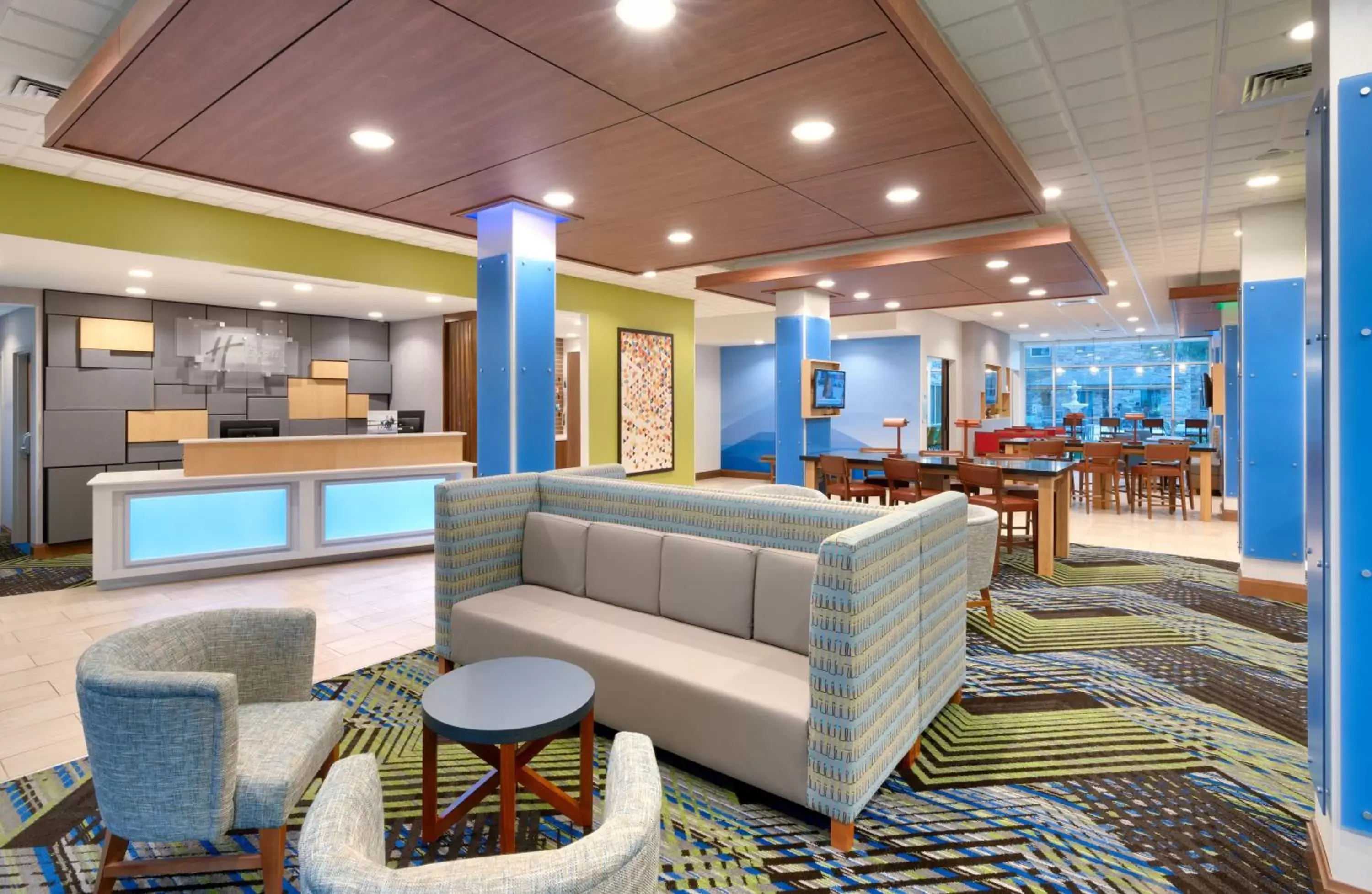 Property building, Lounge/Bar in Holiday Inn Express & Suites - Gainesville I-75, an IHG Hotel