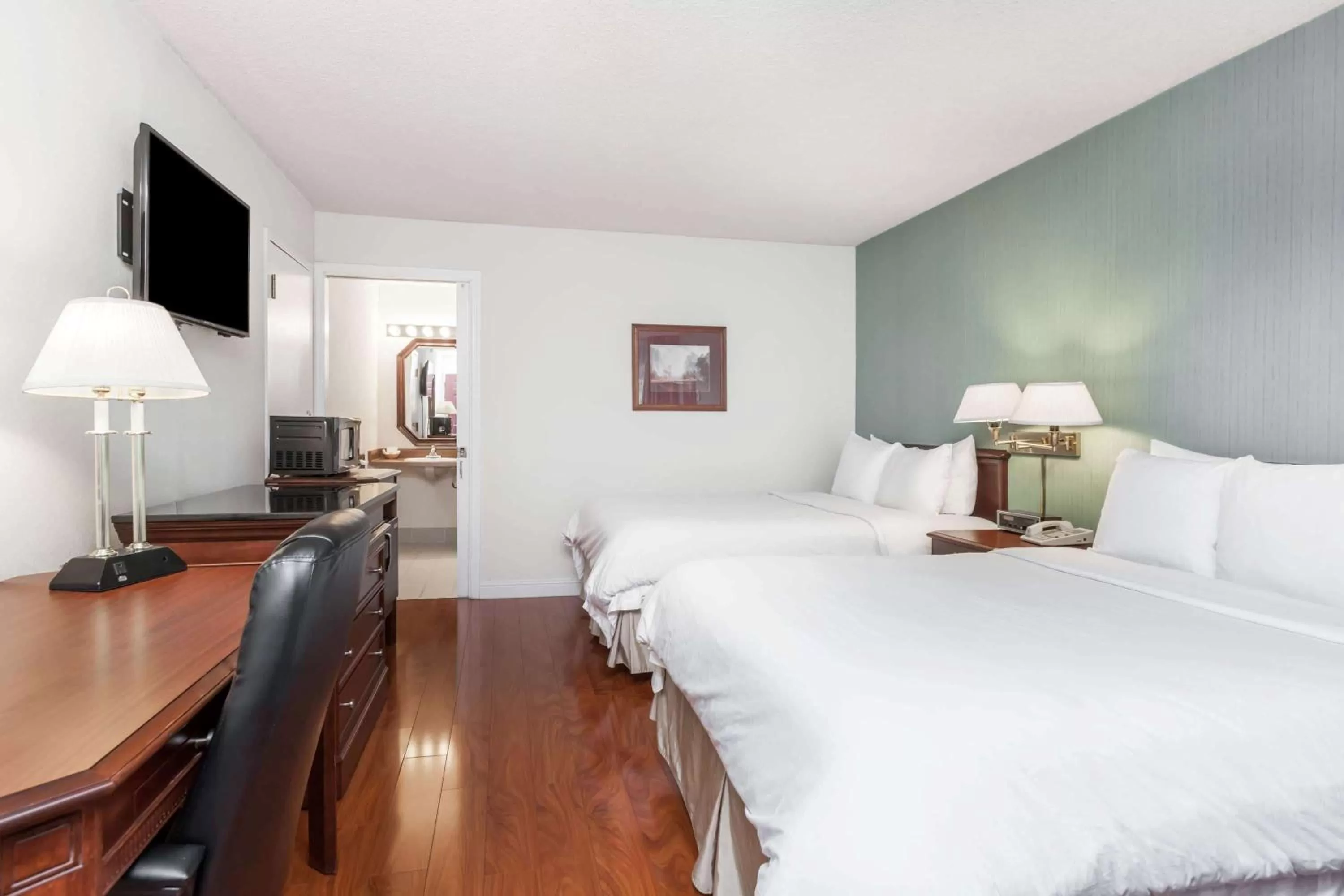 Photo of the whole room, Bed in Days Inn & Suites by Wyndham Sunnyvale