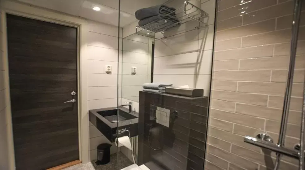 Shower, Bathroom in Quality Hotel Grand Royal