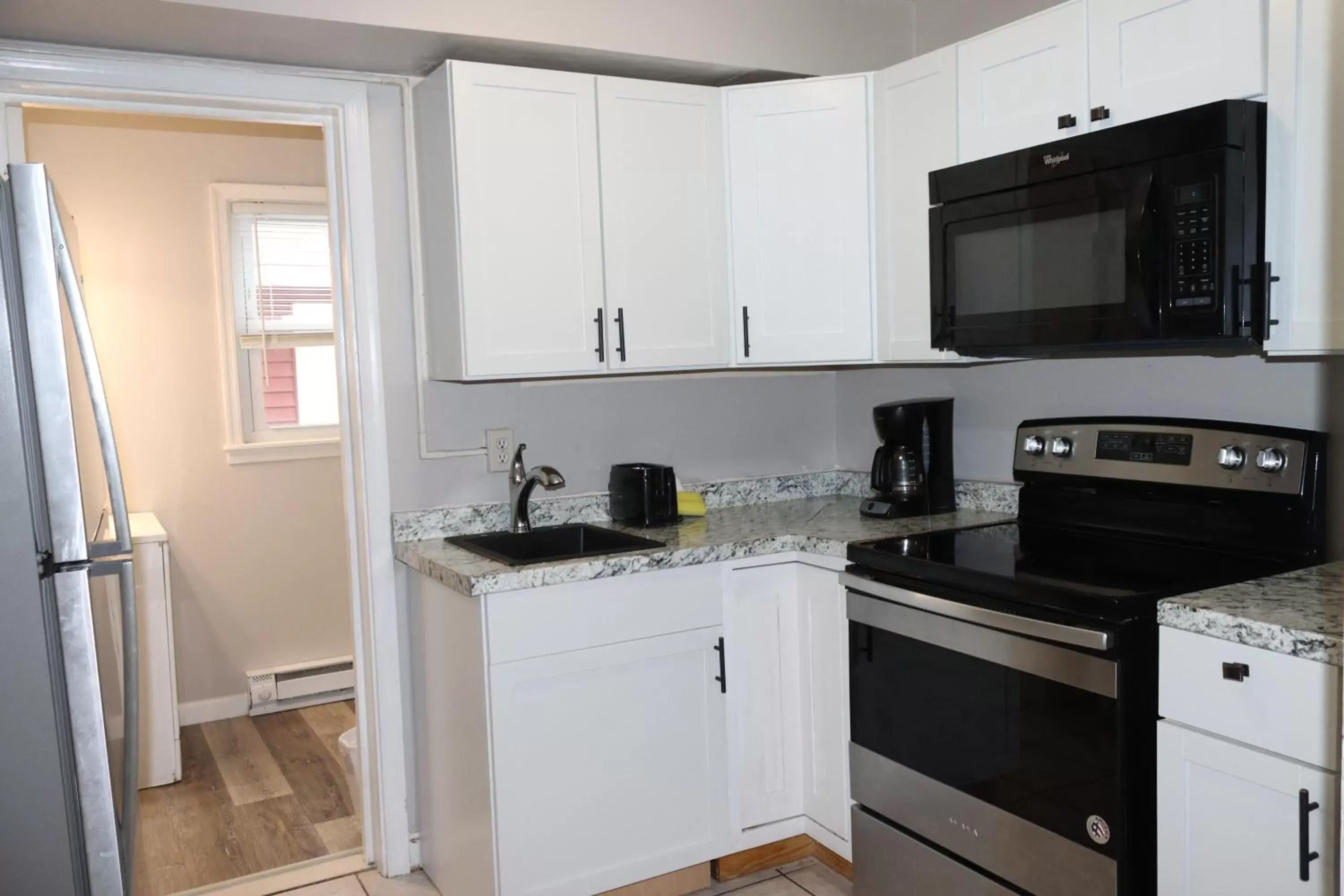 Kitchen or kitchenette in The Burgundy Inn Hotel and Apartments Kitchen or kitchenette in The Burgundy Inn Hotel and Apartments