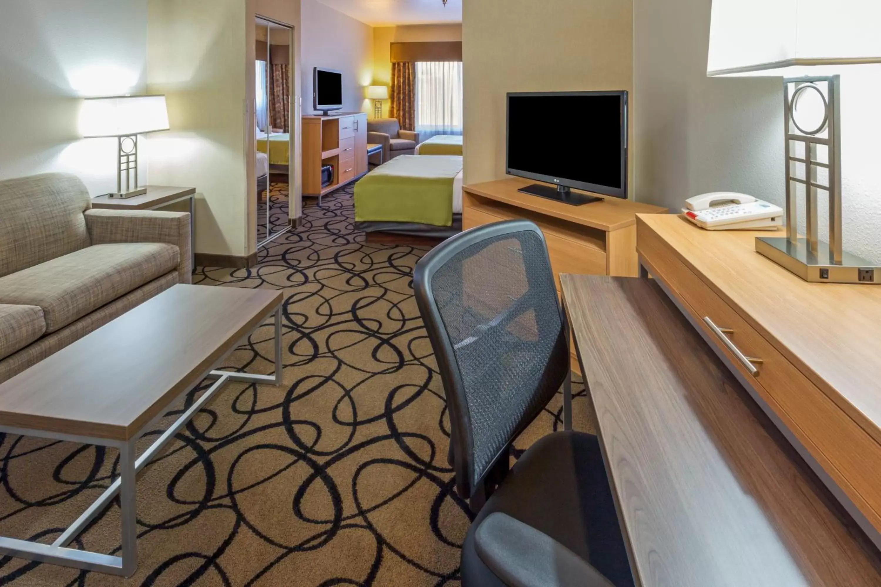Bed, TV/Entertainment Center in Holiday Inn Express Hotel and Suites - Henderson, an IHG Hotel