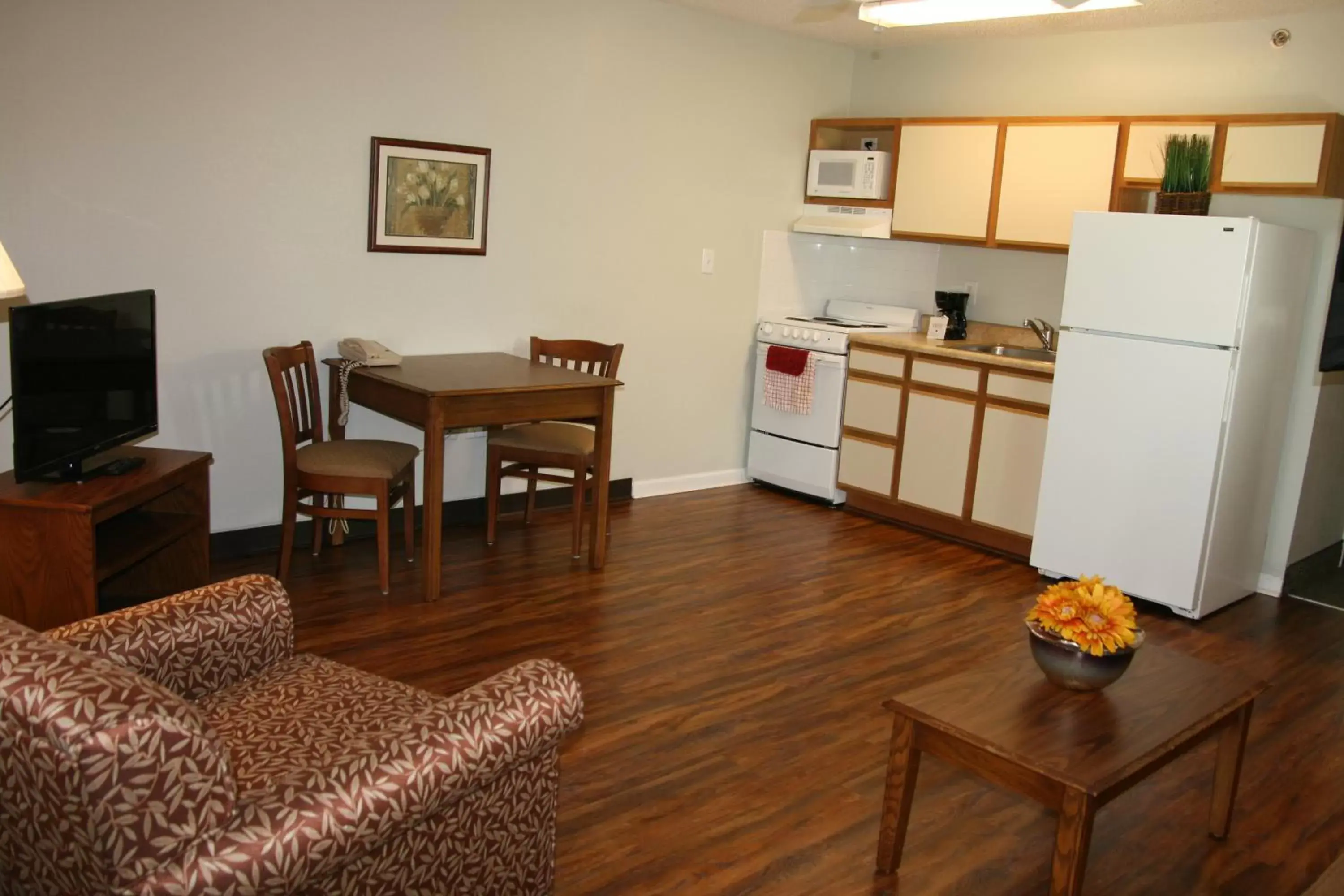 Kitchen/Kitchenette in Affordable Suites Greenville