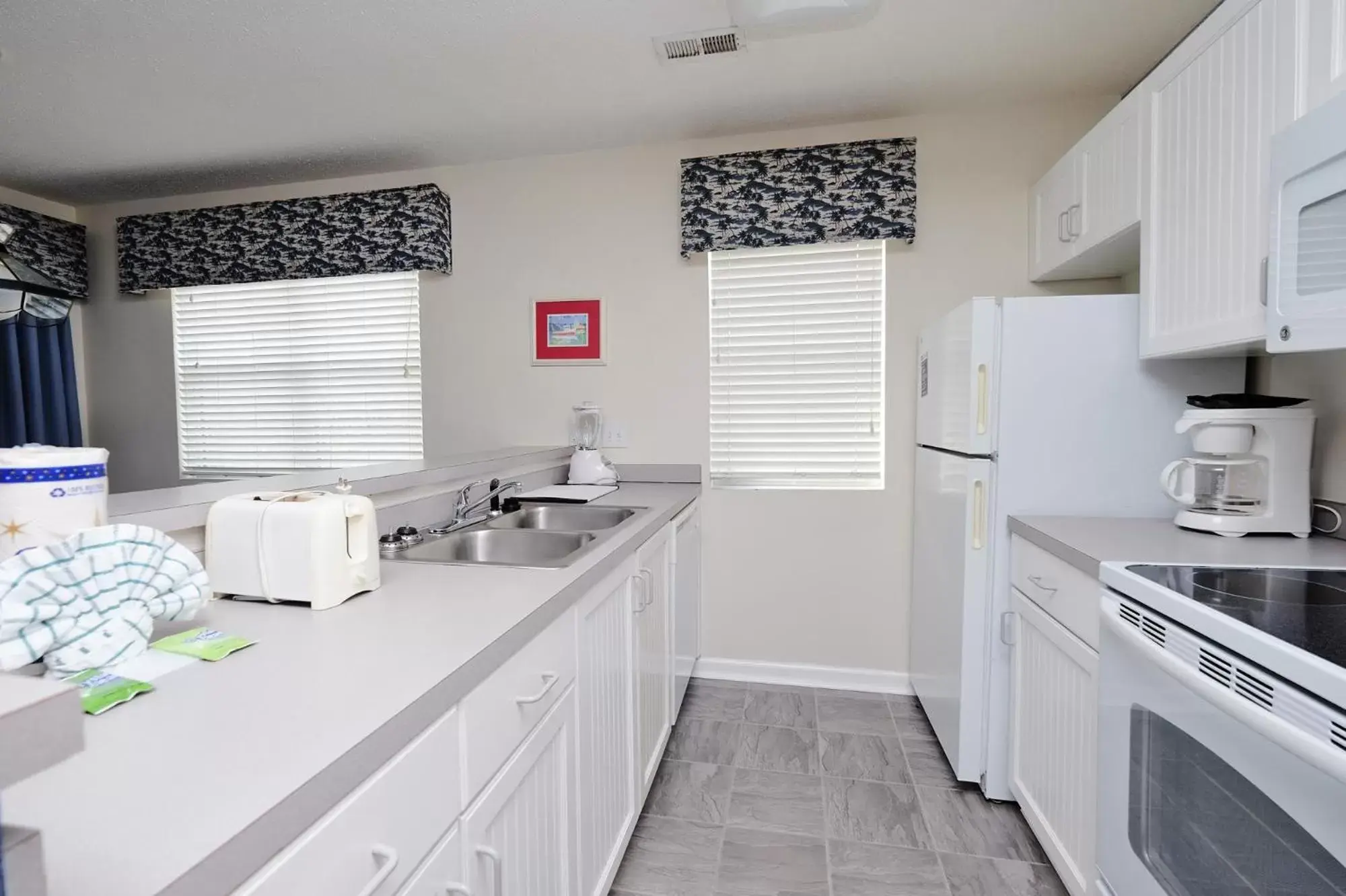 Kitchen or kitchenette, Kitchen/Kitchenette in Beach Vacation Condos South