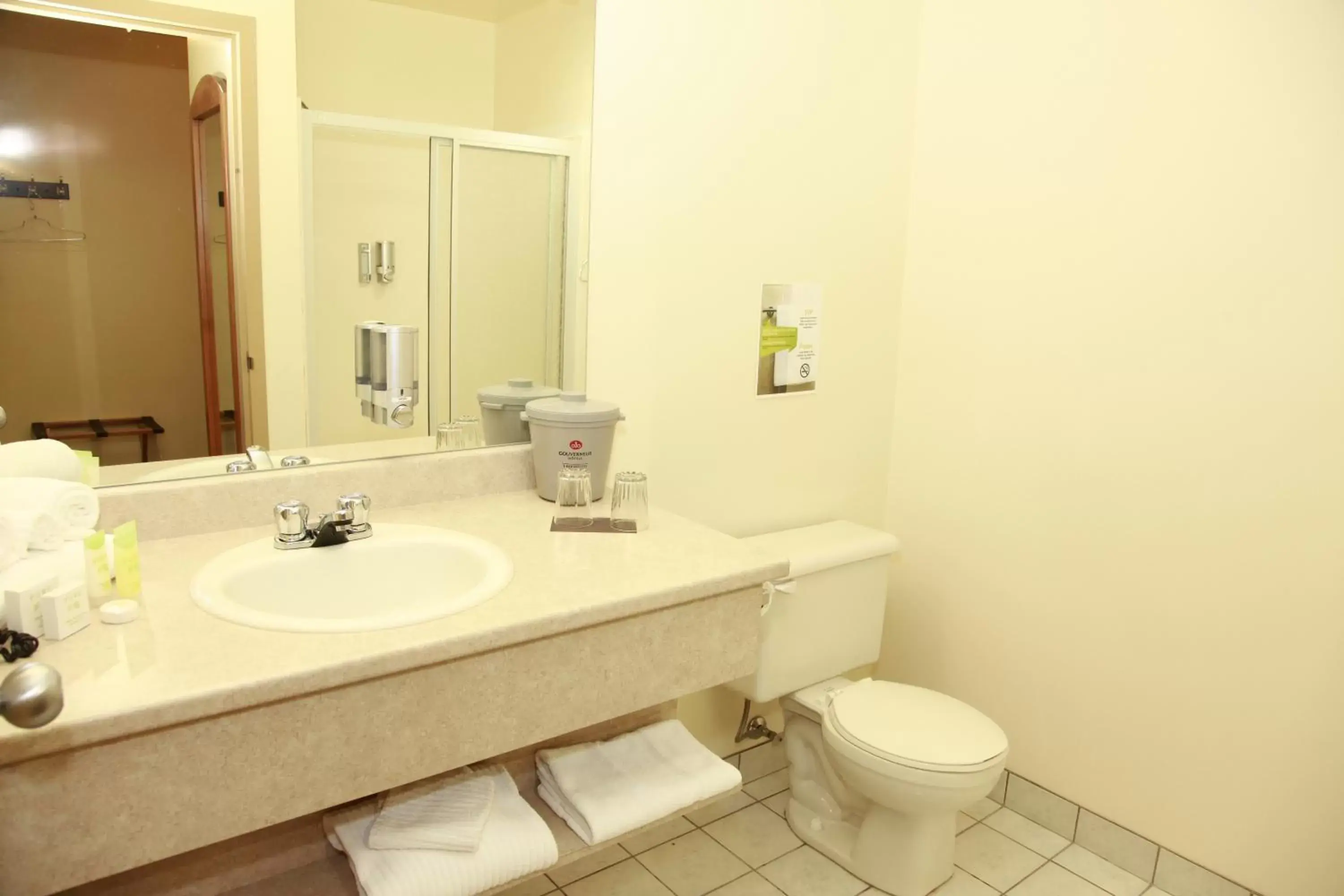 Bathroom in Hôtel Énergie Shawinigan