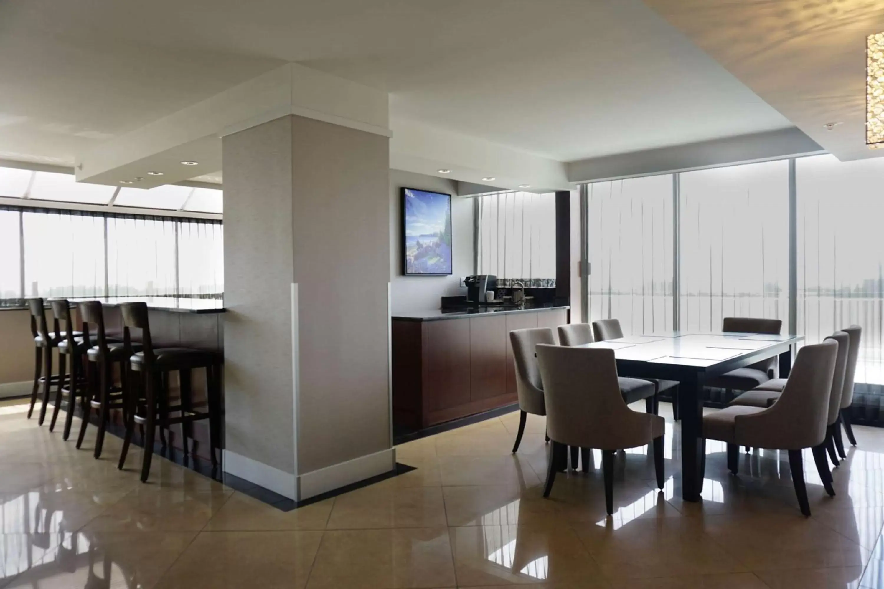 Kitchen or kitchenette, Dining Area in DoubleTree by Hilton Hotel & Suites Victoria