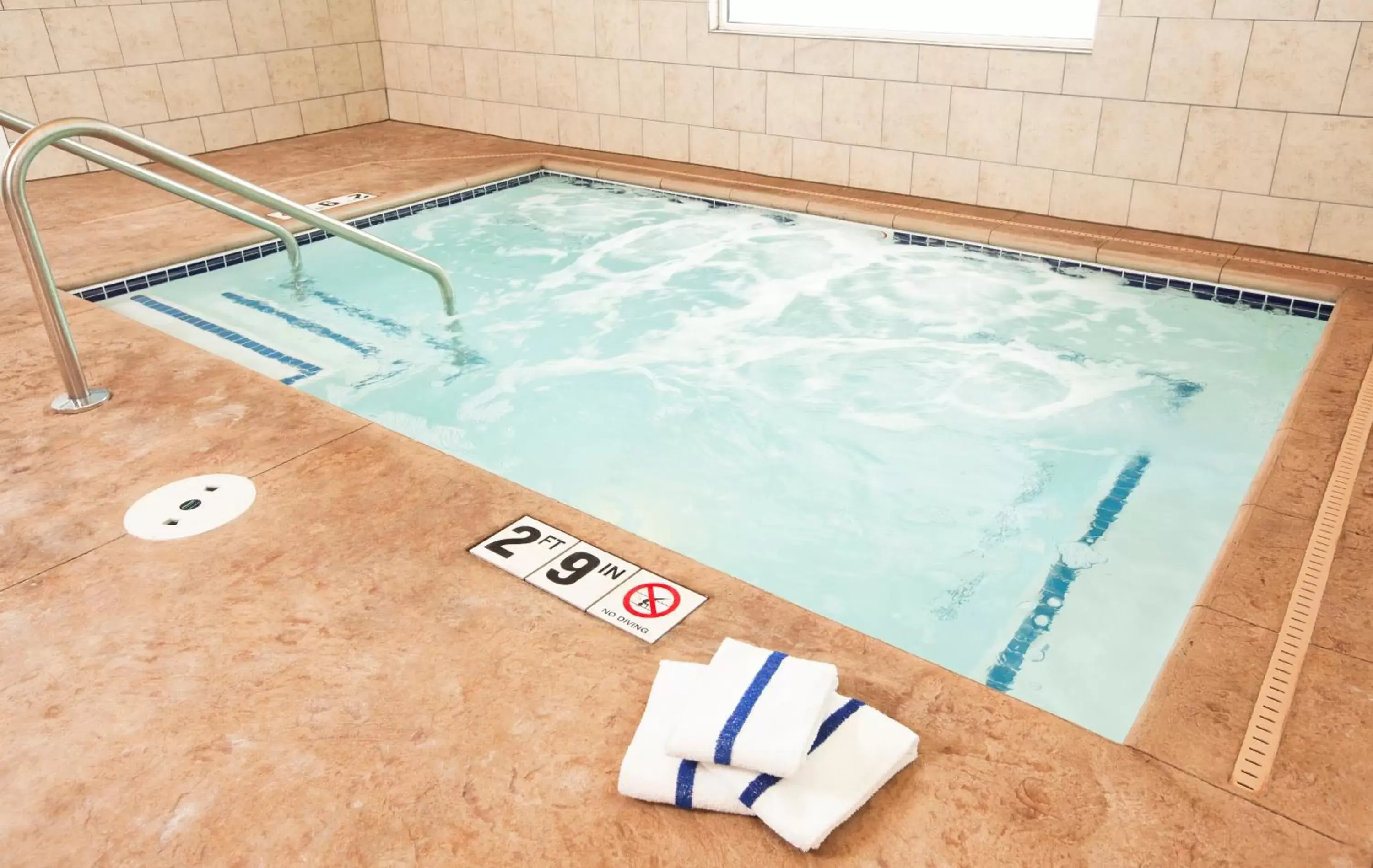 Hot Tub, Swimming Pool in GuestHouse Inn & Suites Rochester