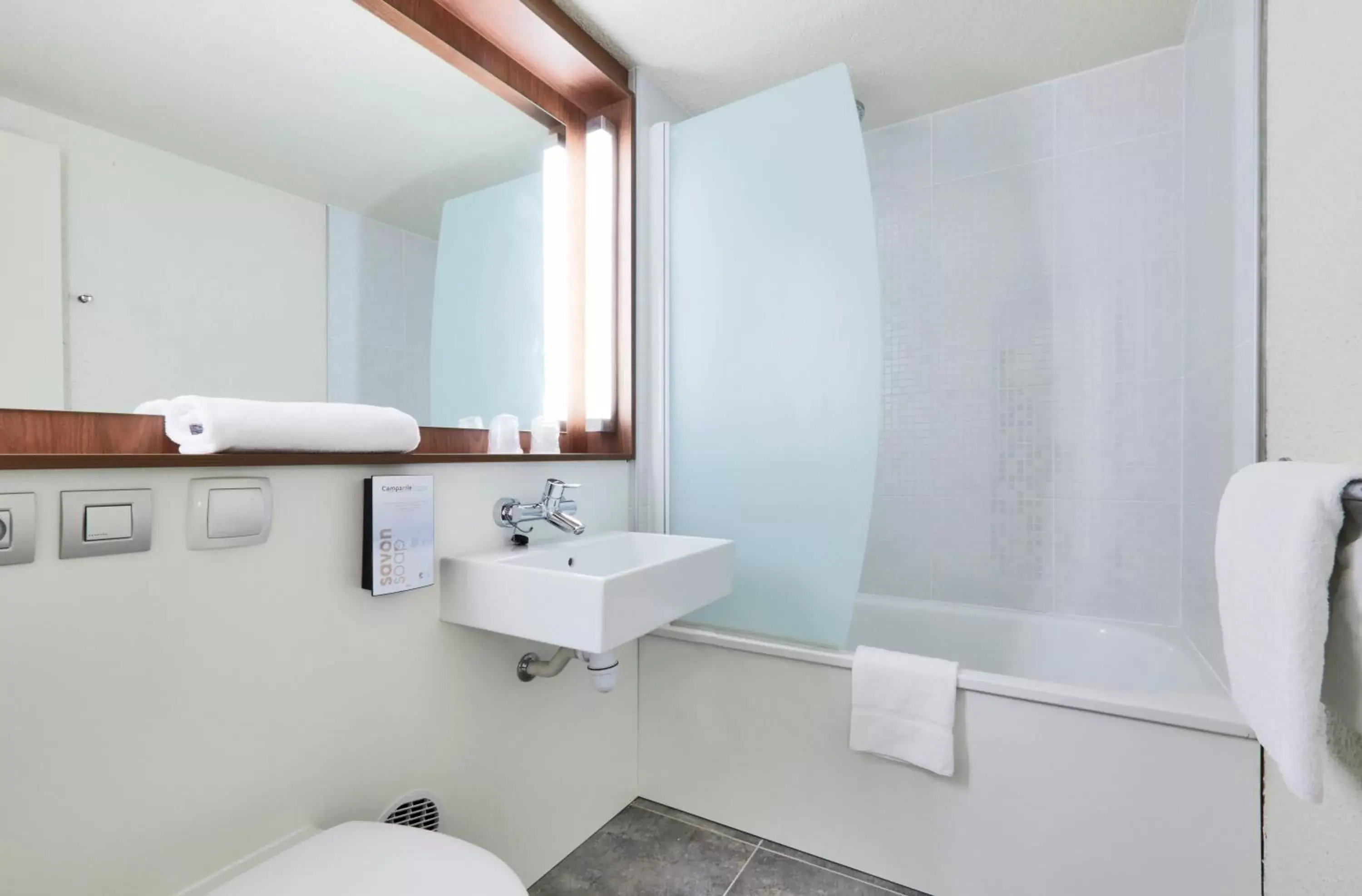 Shower, Bathroom in Campanile Saint-Quentin-En-Yvelines