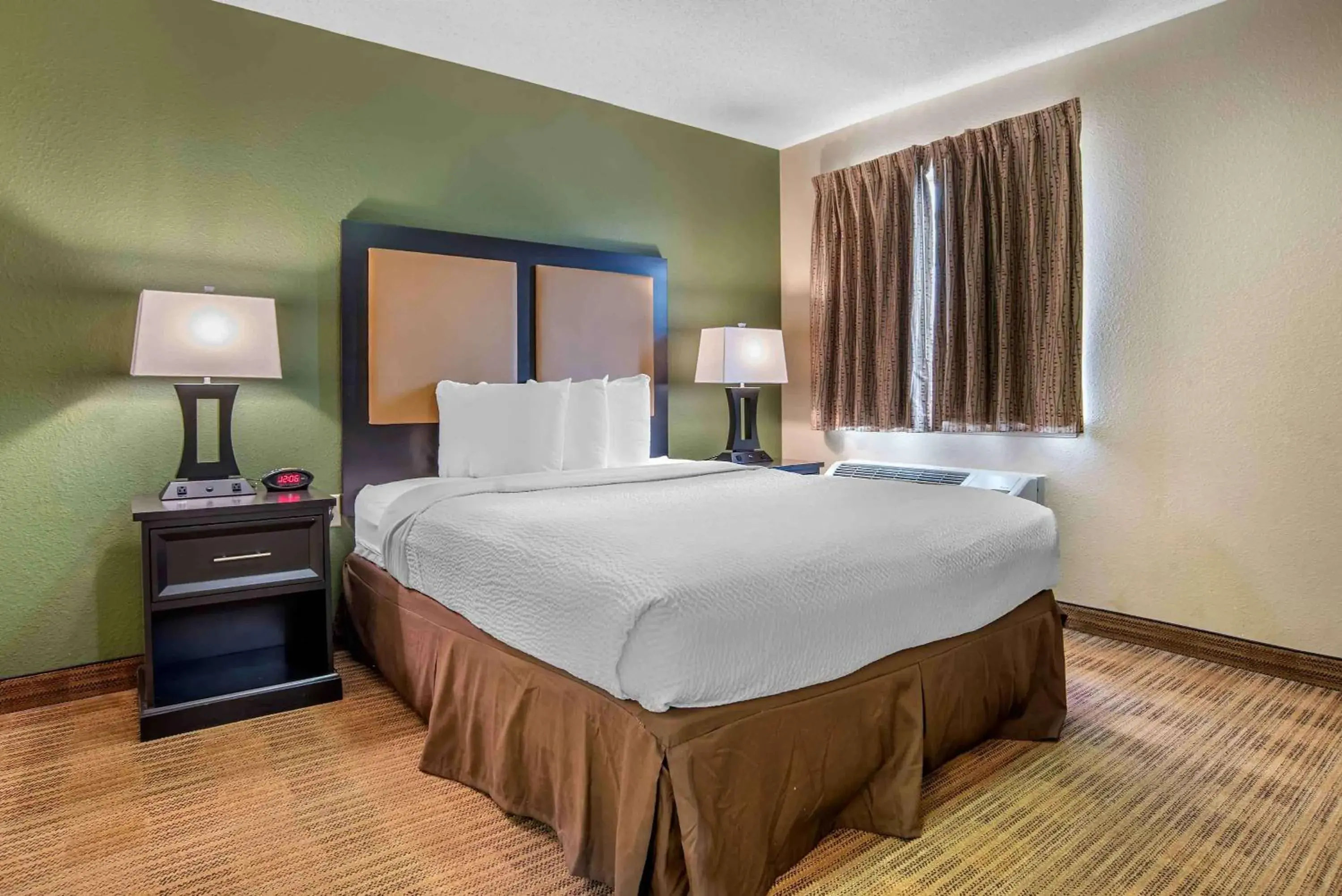 Bedroom, Bed in Extended Stay America Select Suites - Charlotte - Tyvola Rd - Executive Park