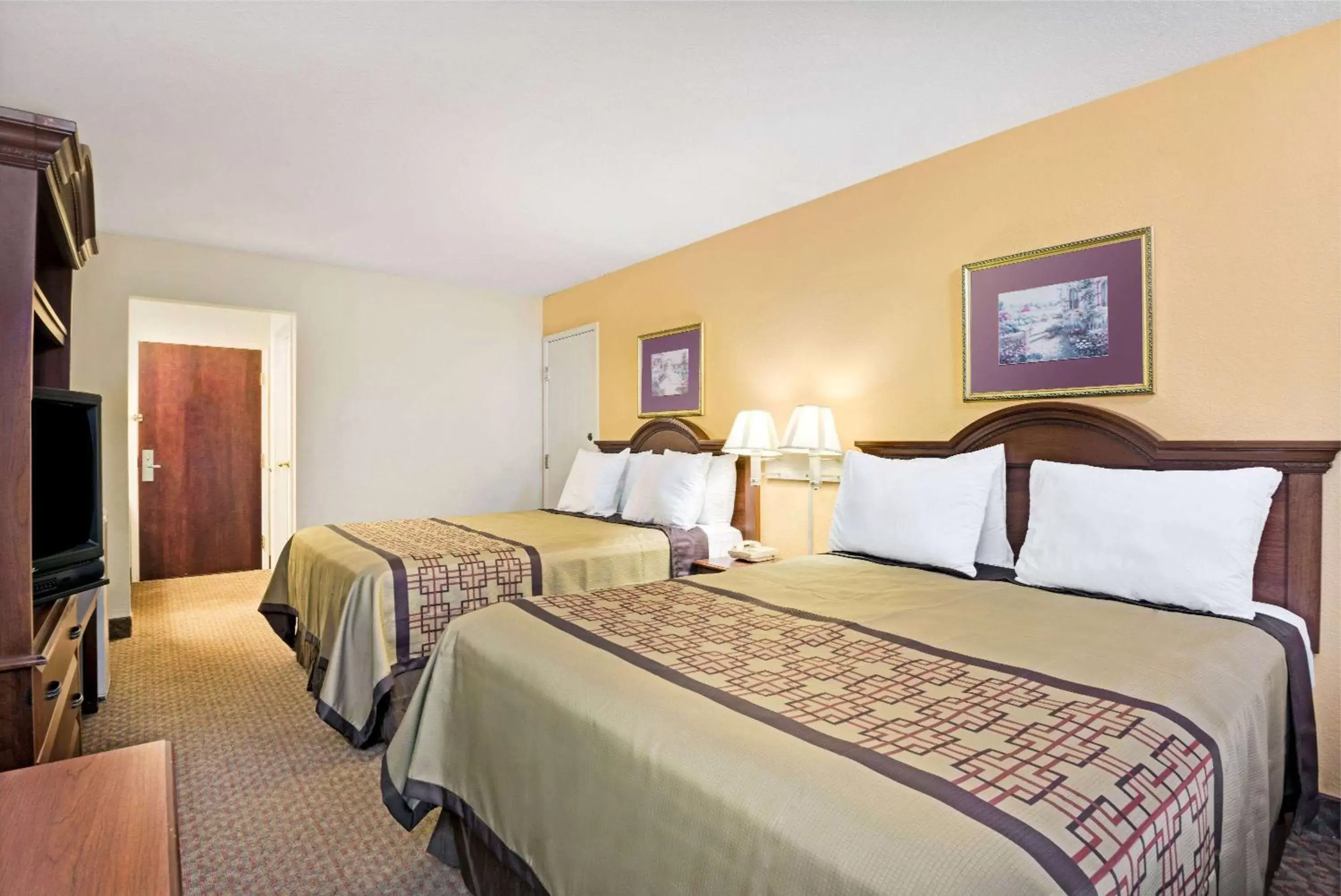 Photo of the whole room, Bed in Days Inn & Suites by Wyndham Siler City