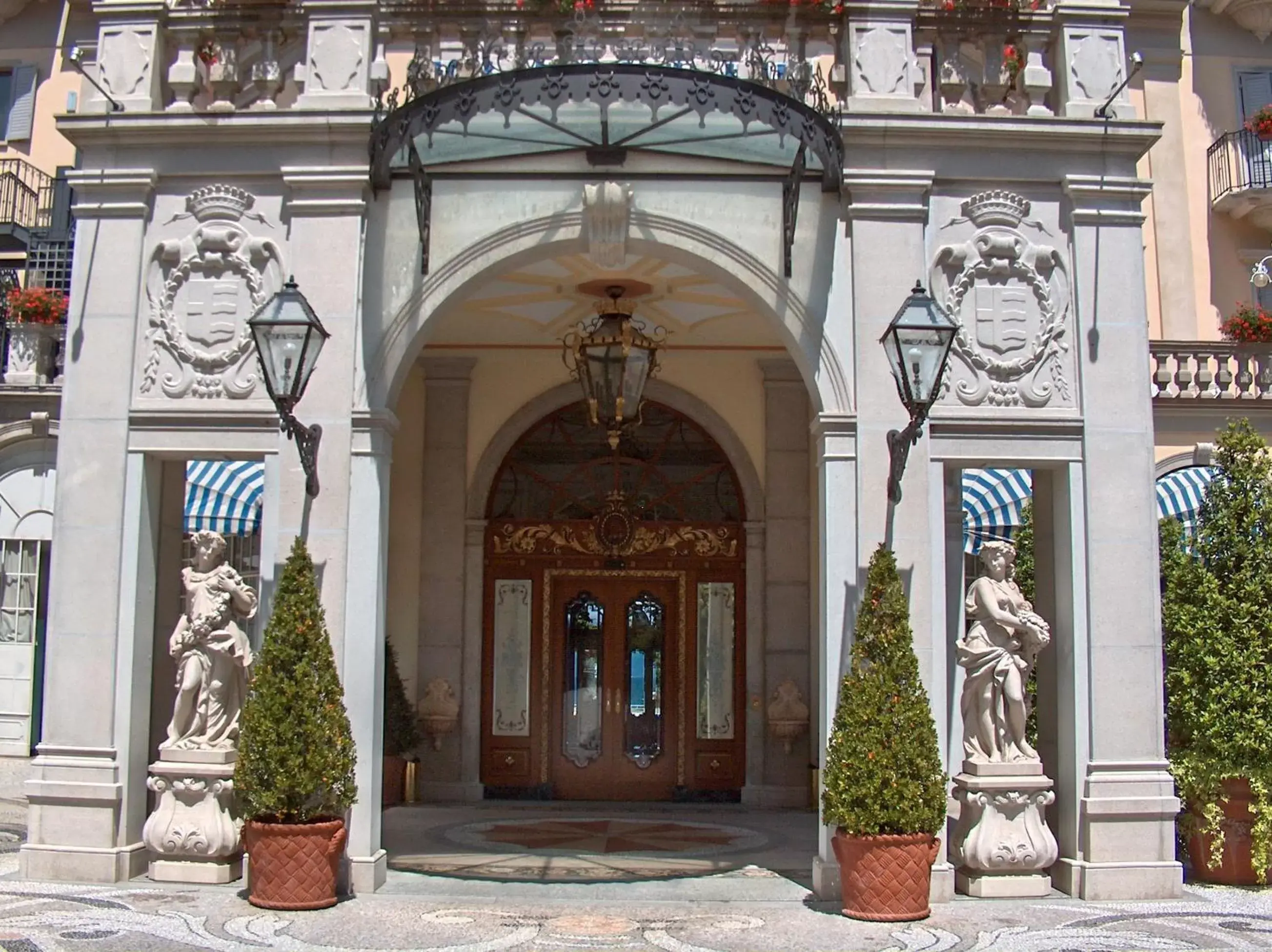 Facade/entrance in Grand Hotel des Iles Borromées & SPA