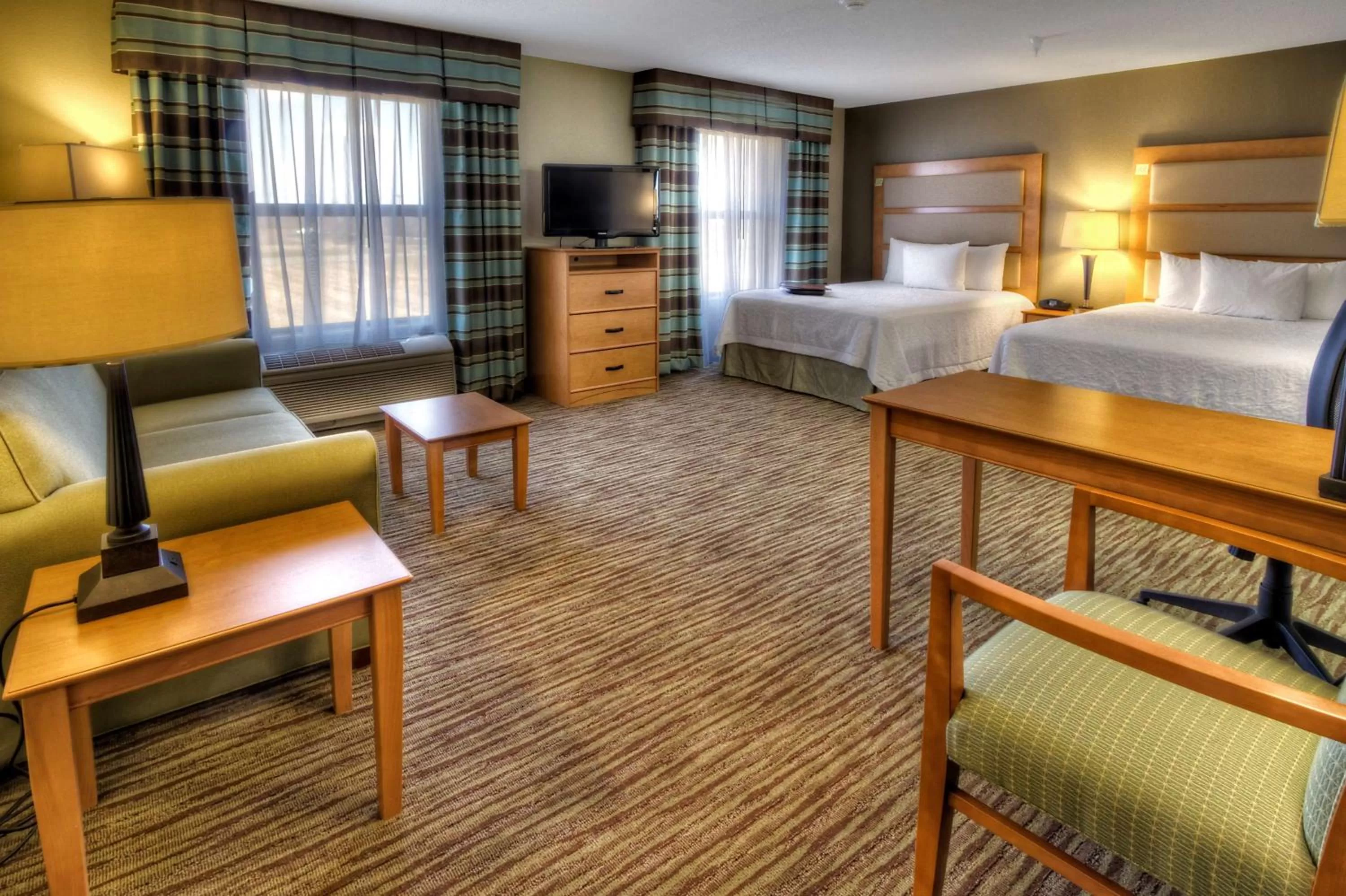 Bed in Hampton Inn & Suites Kalamazoo-Oshtemo