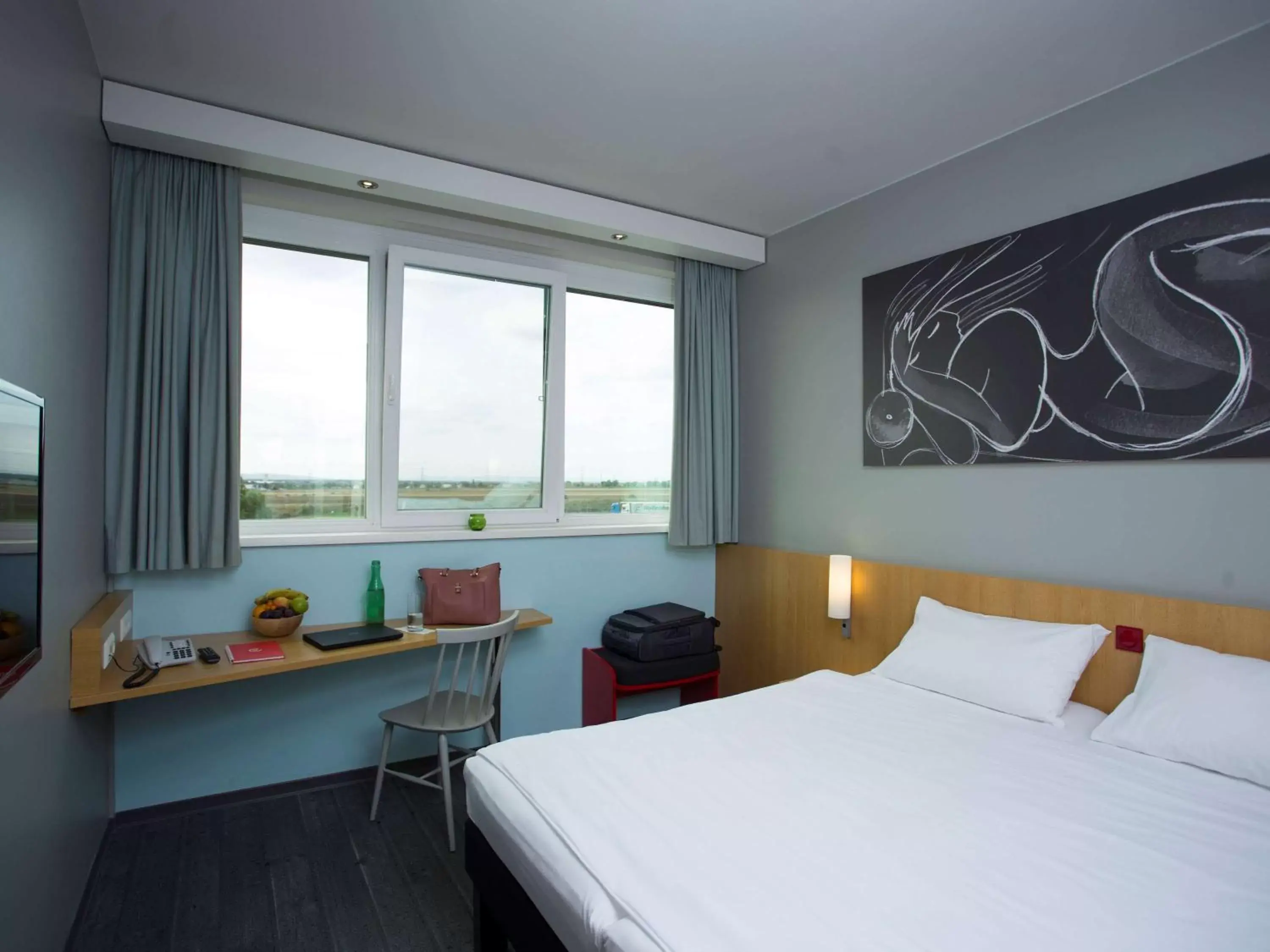 Photo of the whole room, Bed in Ibis Vienna Airport